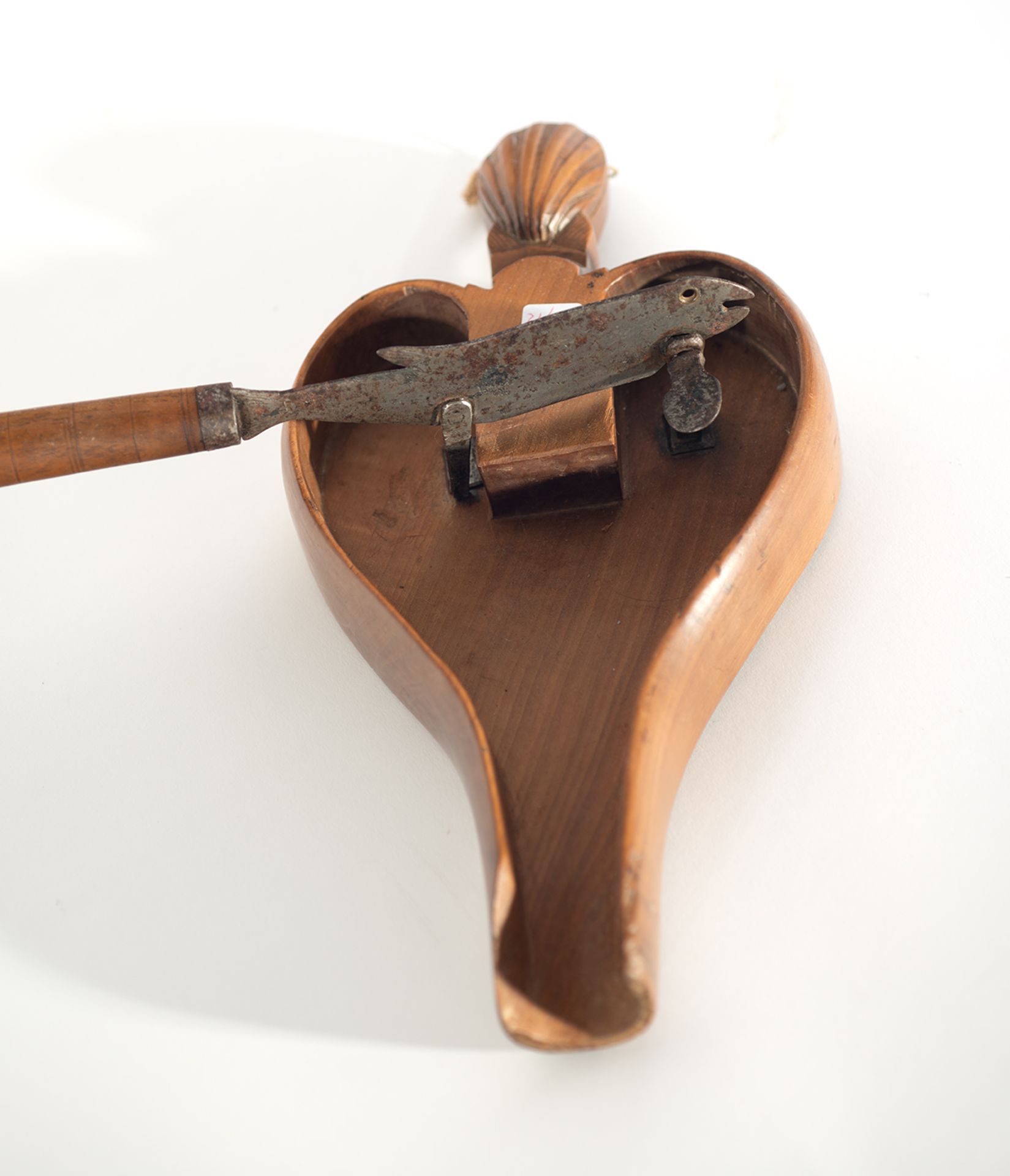 Rare olive wood chocolate slicer. Century XVIII - Image 3 of 4