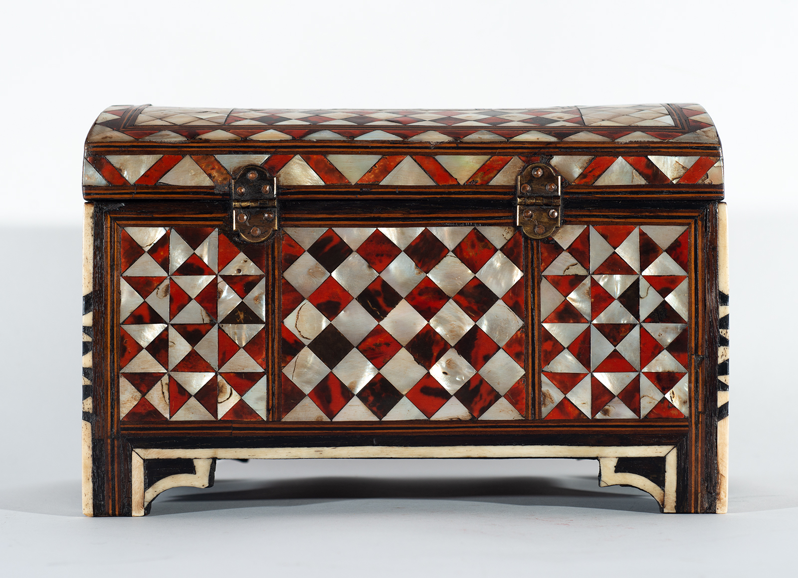 Important Ottoman chest in ebony, rosewood, mother-of-pearl and tortoiseshell, Turkey, 18th century - Image 4 of 5