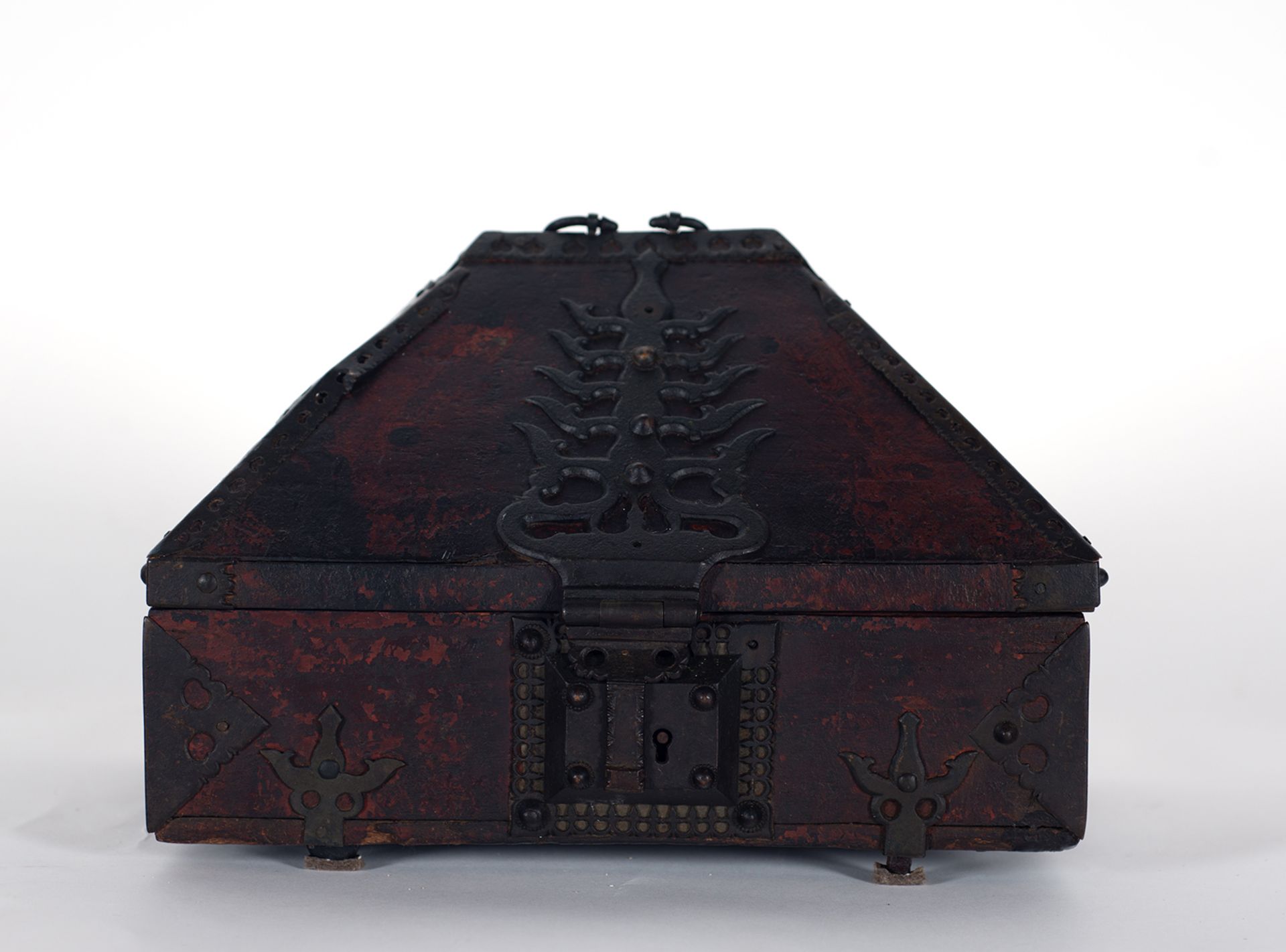 Indian wooden box with iron fittings 18th - 19th century - Image 3 of 3