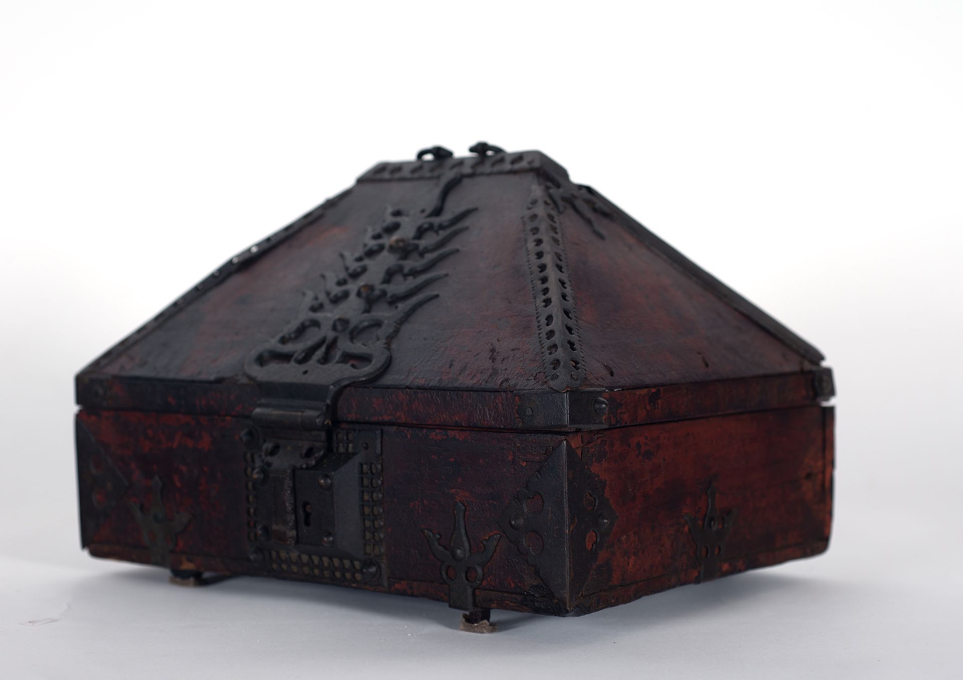 Indian wooden box with iron fittings 18th - 19th century - Image 2 of 3