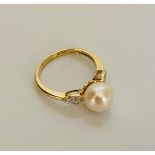 9ct yellow gold pearl and diamond ring. 0.10ct