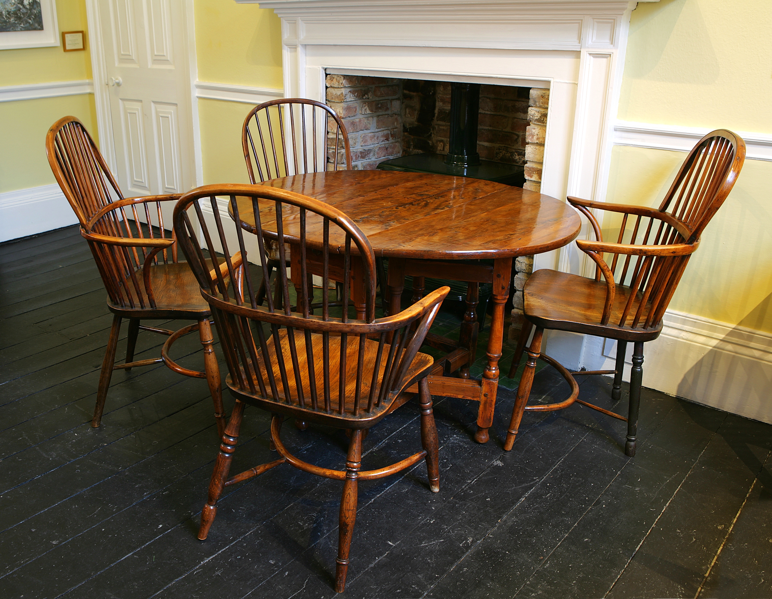 A Stunning round yew wood gate leg table circa 1670-1710. ?Height 71.5cm width 62cm depth 48cm A