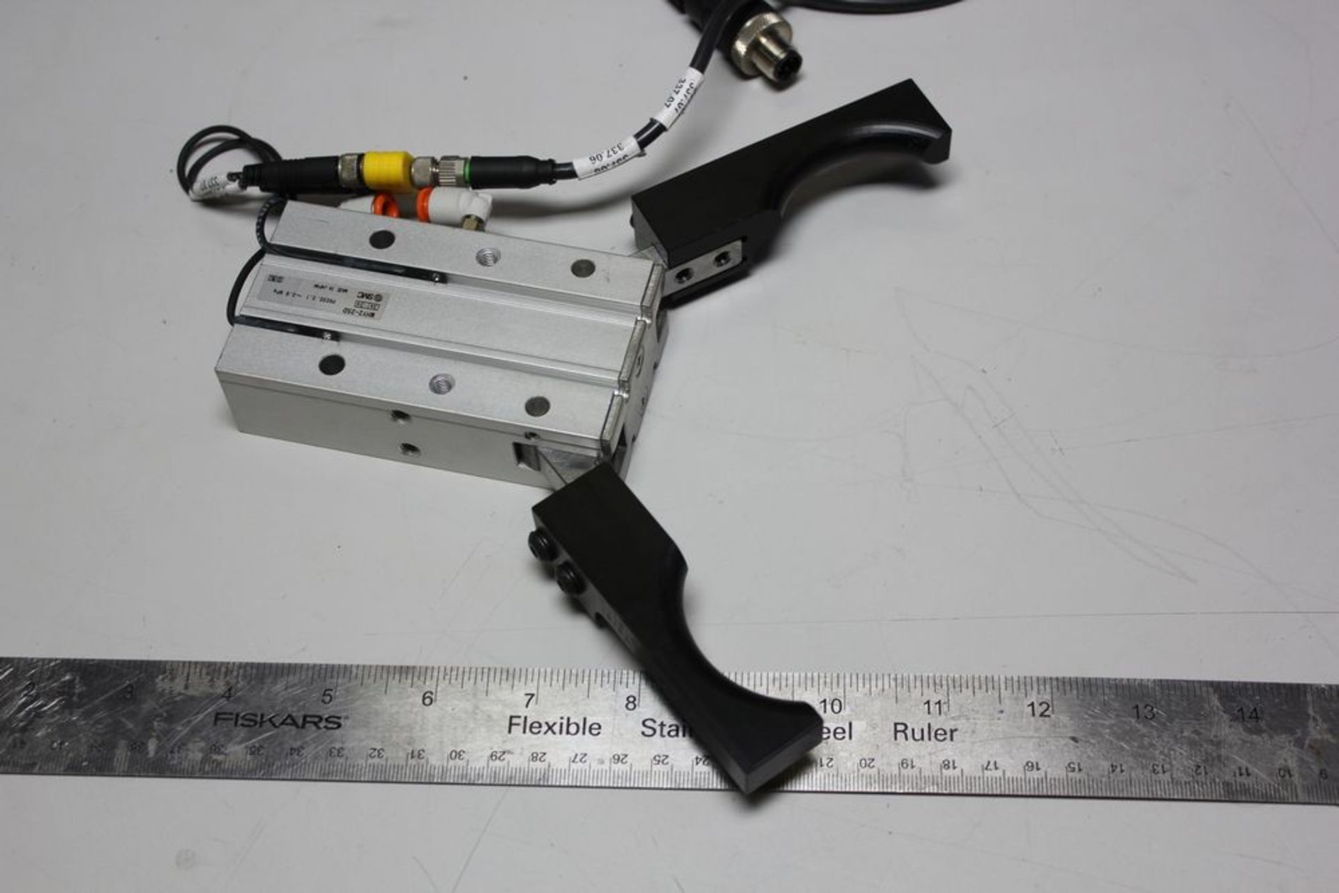 SMC PNEUMATIC ROBOTIC GRIPPER - Image 8 of 8
