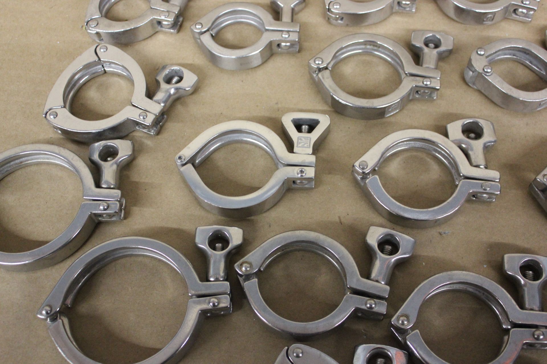LOT OF LARGE STAINLESS STEEL SANITARY CLAMPS & GASKETS - Image 5 of 12