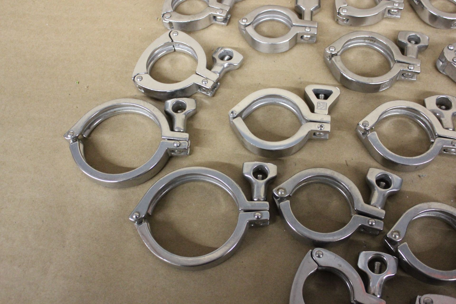 LOT OF LARGE STAINLESS STEEL SANITARY CLAMPS & GASKETS - Image 6 of 12