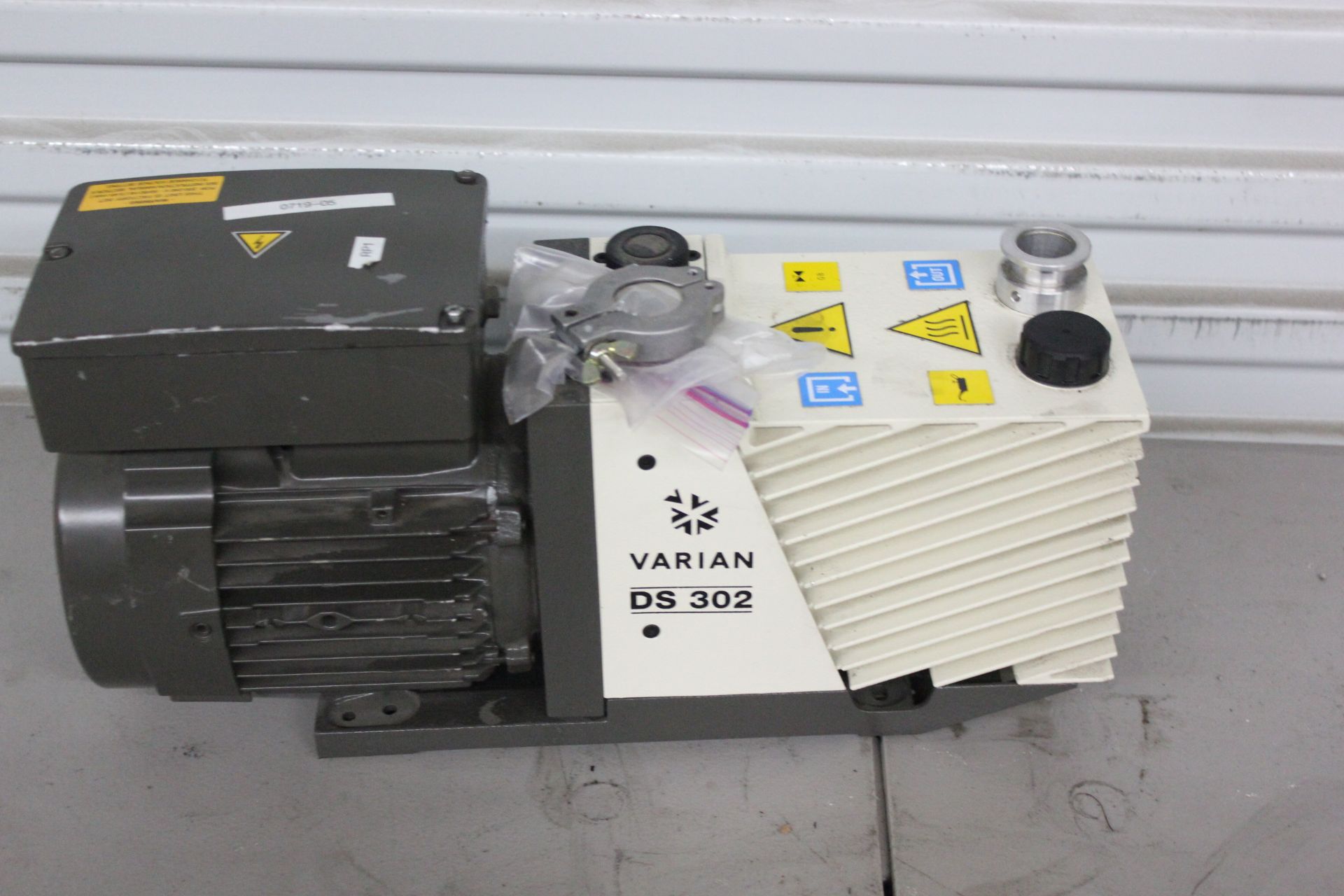 VARIAN VACUUM PUMP - Image 6 of 9