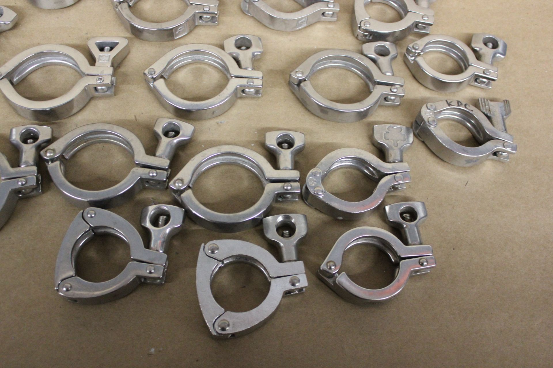 LOT OF LARGE STAINLESS STEEL SANITARY CLAMPS & GASKETS - Image 7 of 12