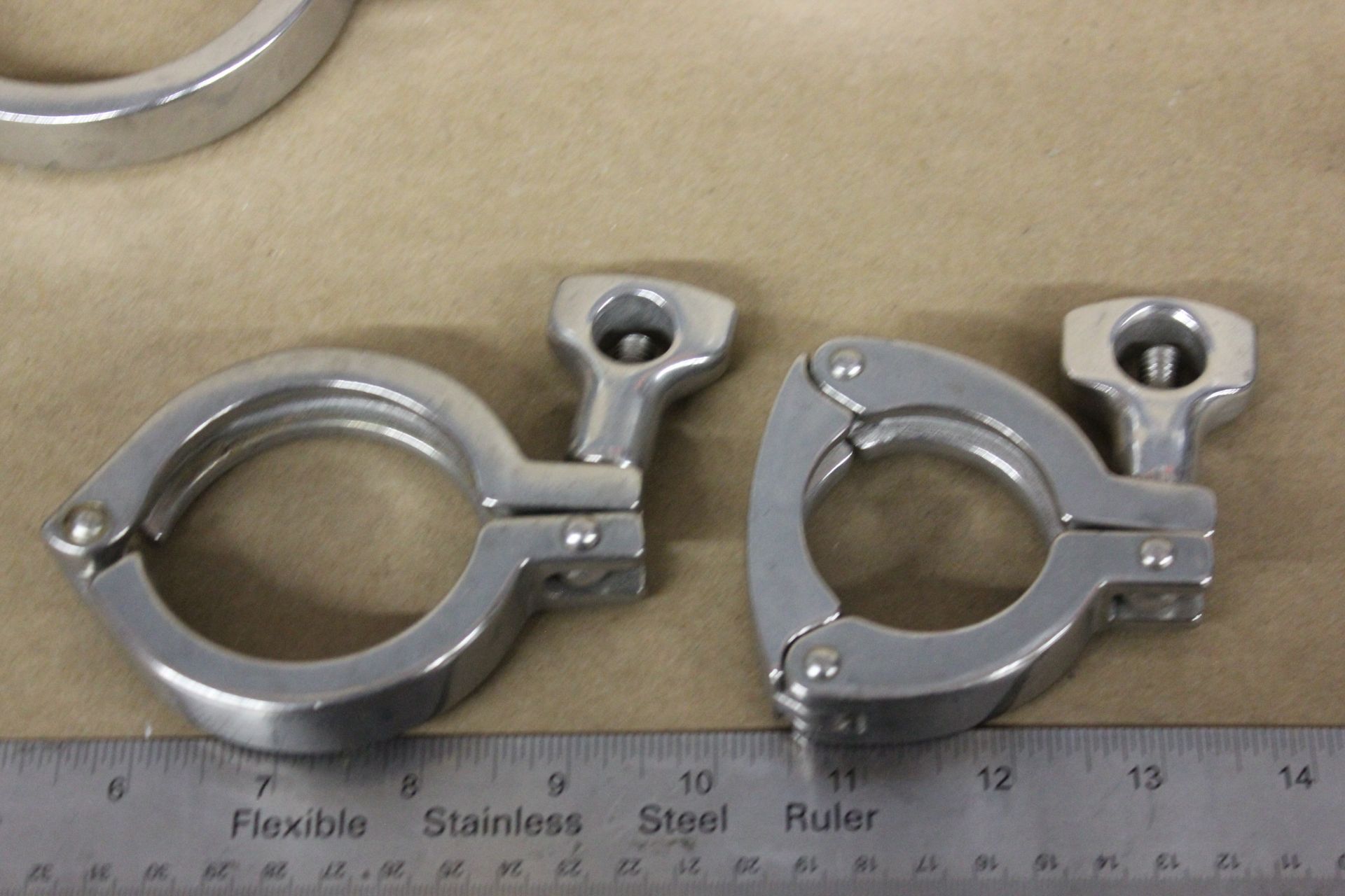 LOT OF LARGE STAINLESS STEEL SANITARY CLAMPS & GASKETS - Image 9 of 12