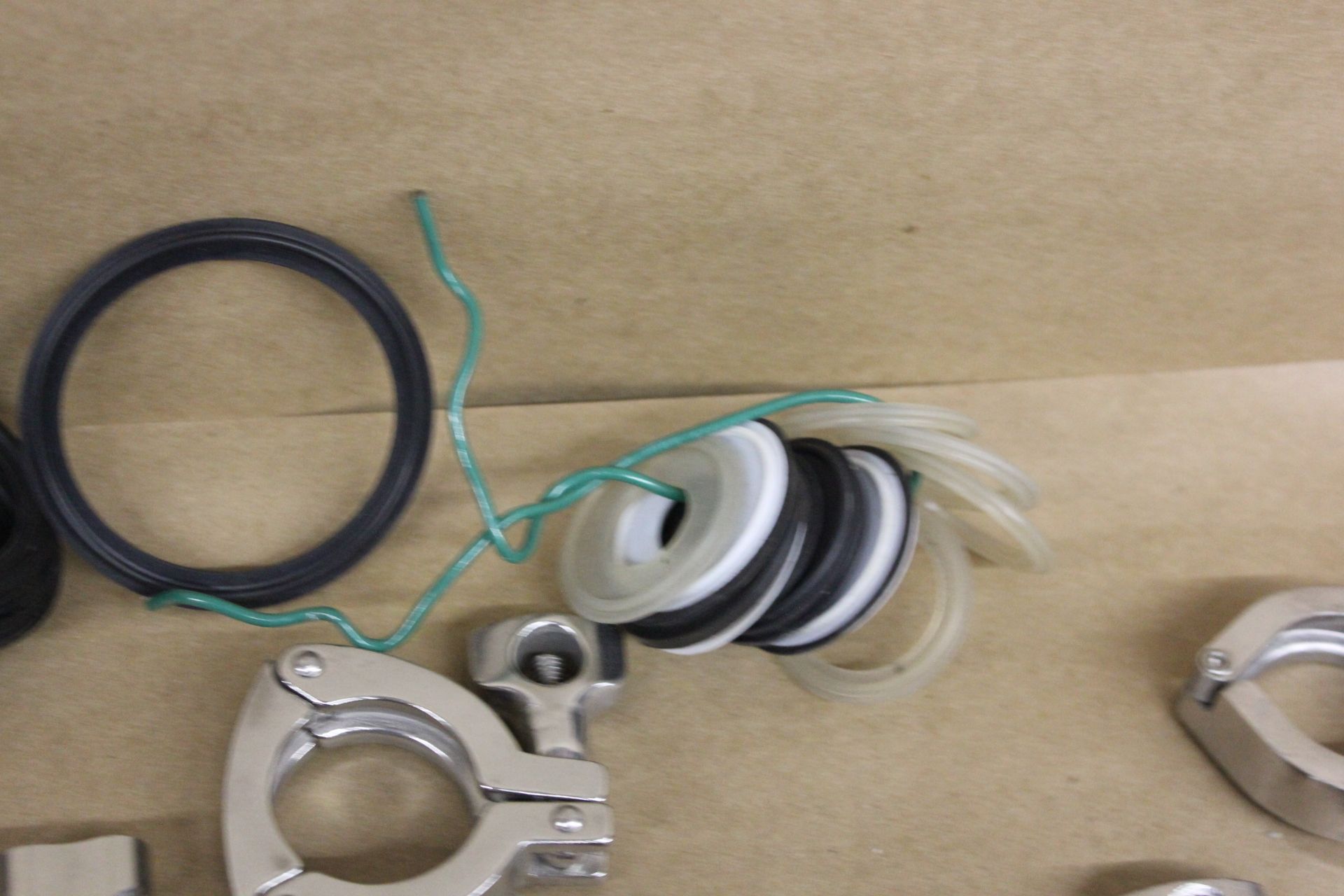 LOT OF LARGE STAINLESS STEEL SANITARY CLAMPS & GASKETS - Image 12 of 12