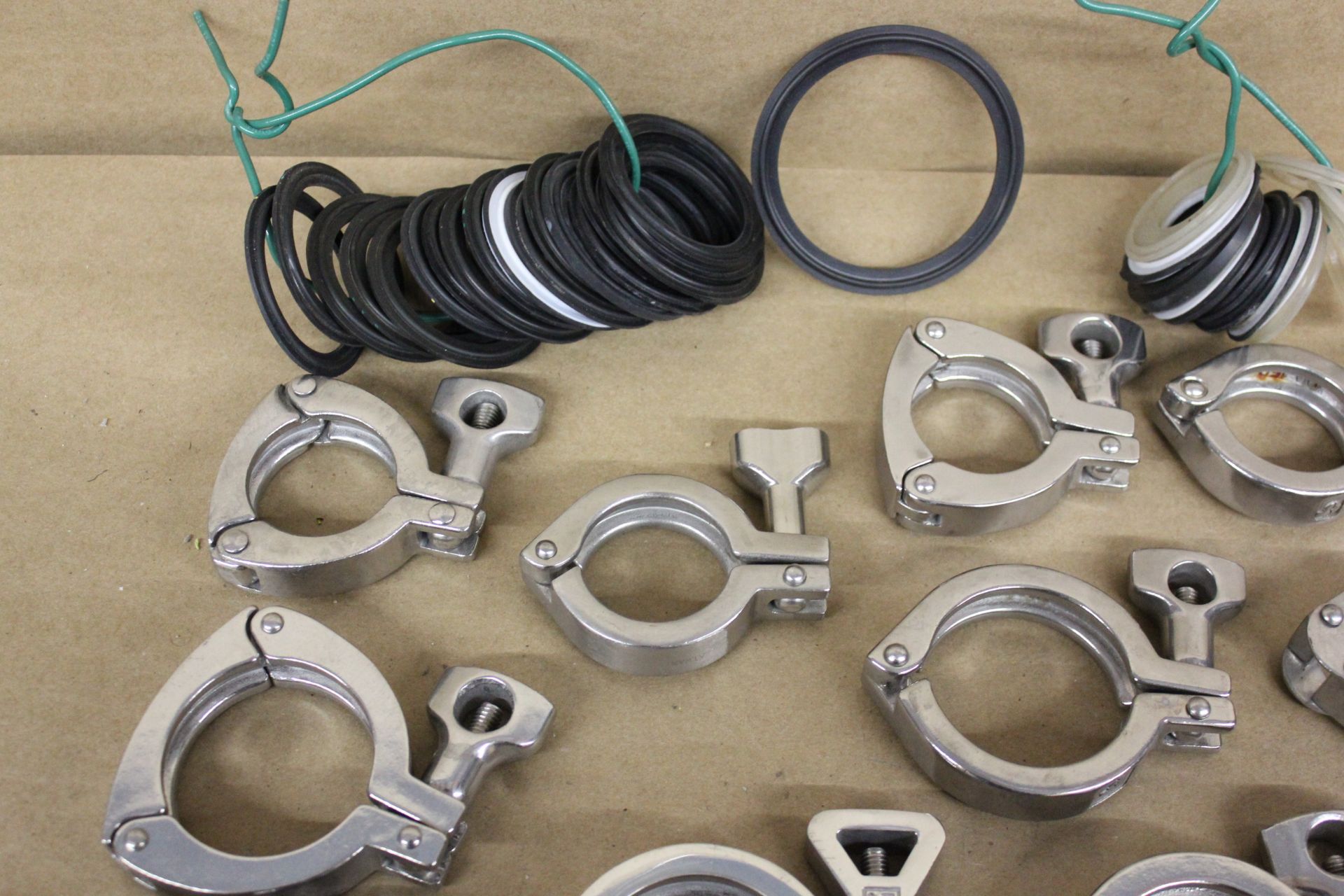 LOT OF LARGE STAINLESS STEEL SANITARY CLAMPS & GASKETS - Image 2 of 12