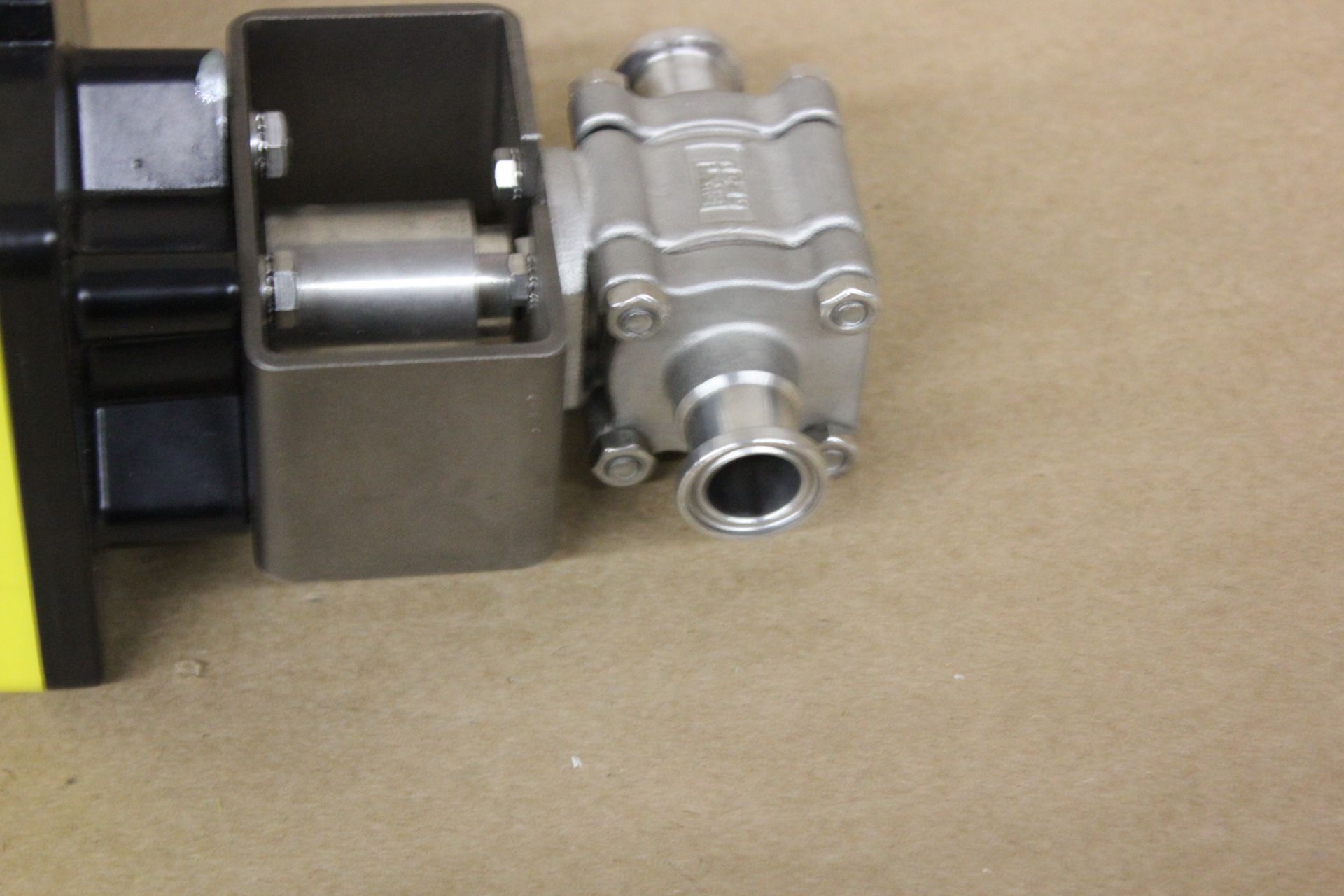 SHARPE STAINLESS STEEL BALL VALVE WITH ACTUATOR - Image 4 of 6