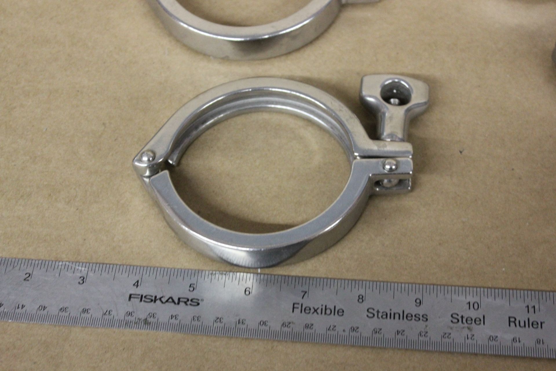 LOT OF LARGE STAINLESS STEEL SANITARY CLAMPS & GASKETS - Image 8 of 12