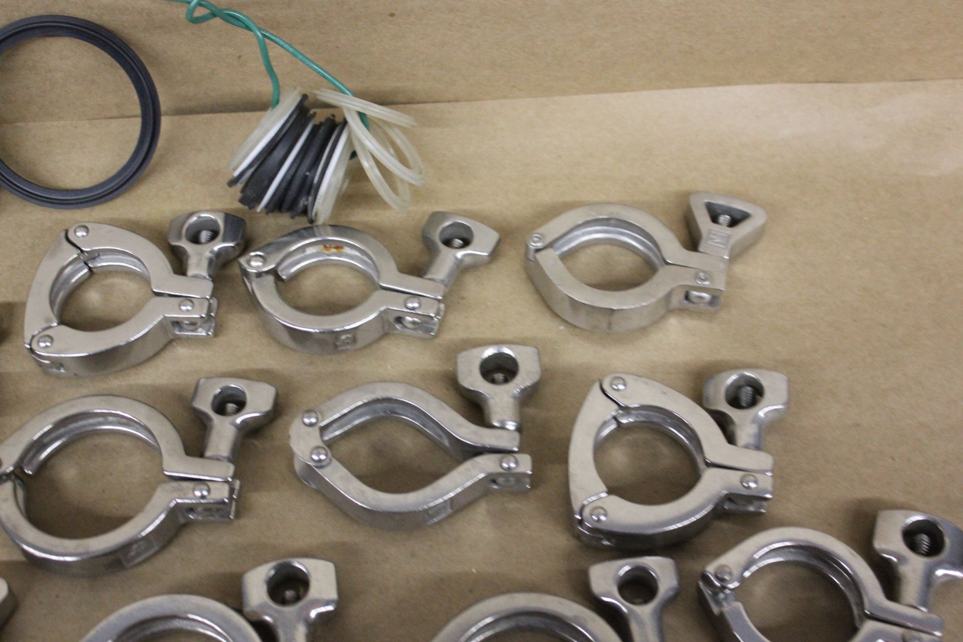 LOT OF LARGE STAINLESS STEEL SANITARY CLAMPS & GASKETS - Image 3 of 12