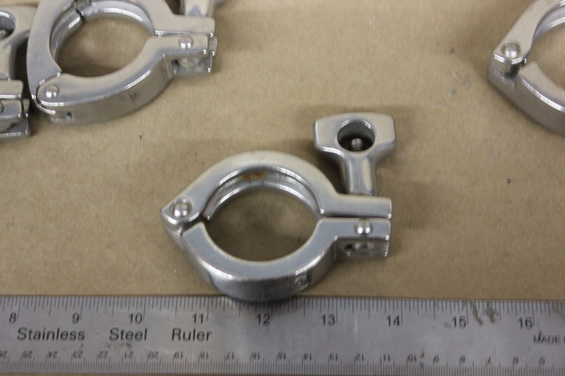 LOT OF LARGE STAINLESS STEEL SANITARY CLAMPS & GASKETS - Image 10 of 12