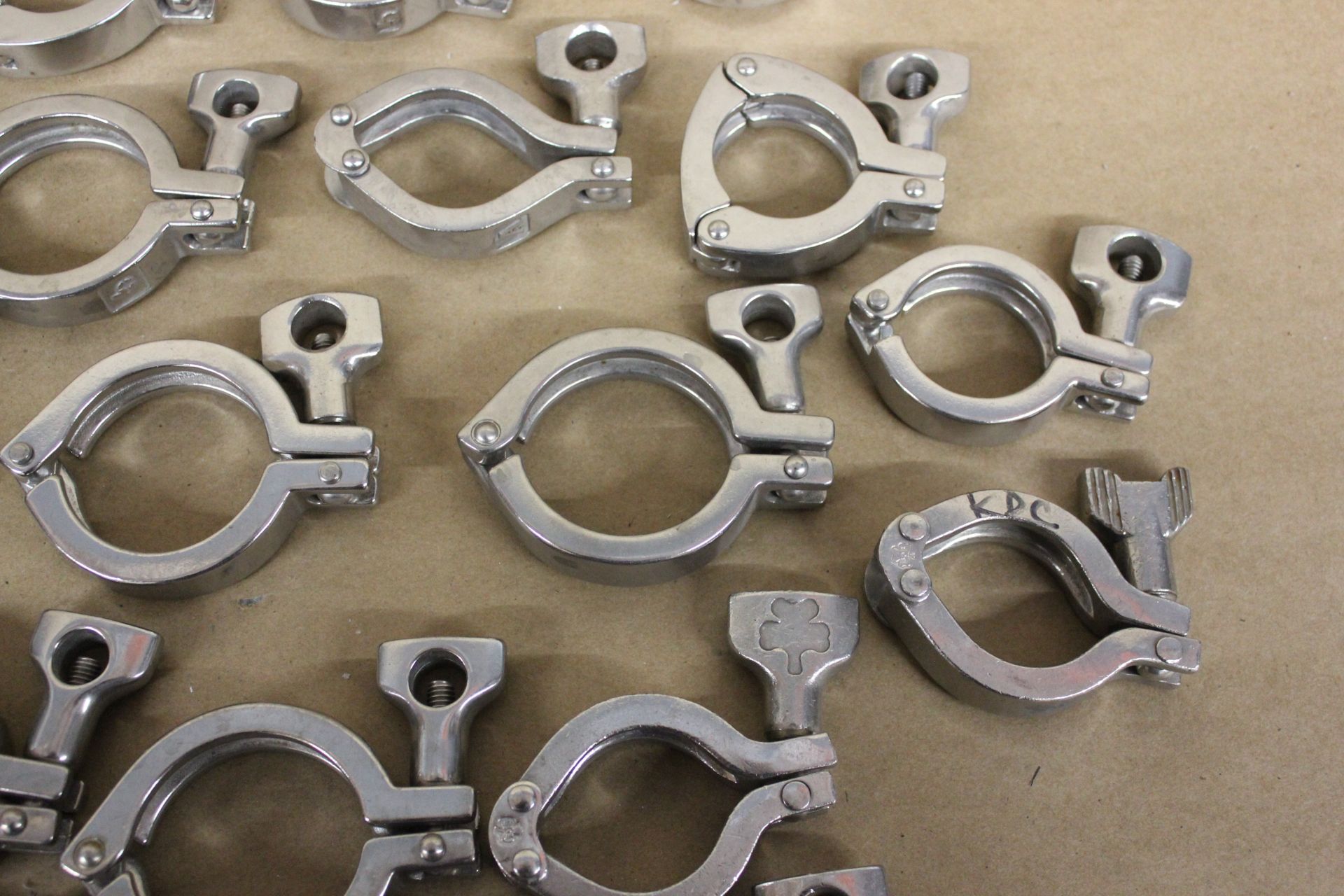 LOT OF LARGE STAINLESS STEEL SANITARY CLAMPS & GASKETS - Image 4 of 12