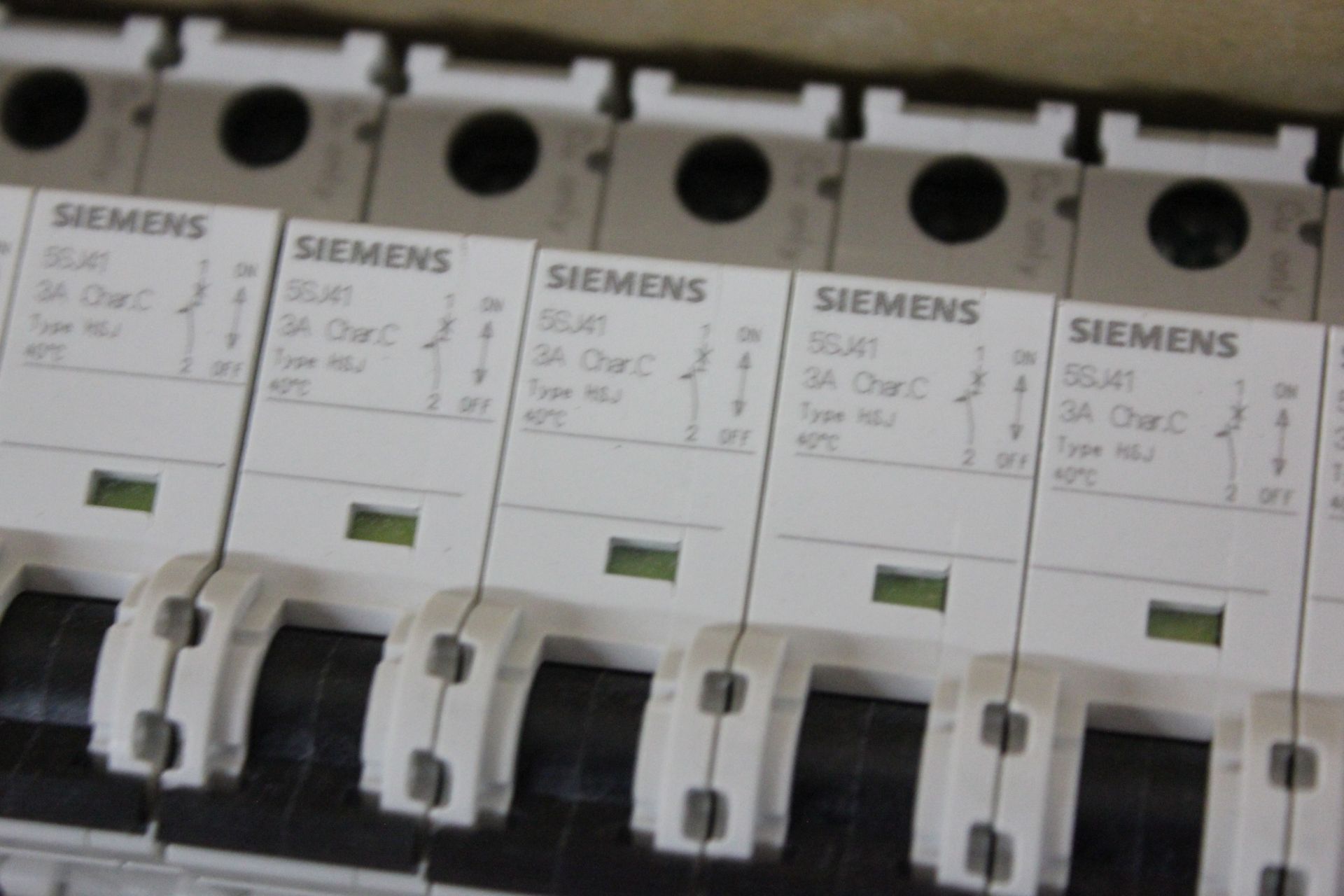 LOT OF NEW SIEMENS 3A 1P CIRCUIT BREAKERS - Image 4 of 4