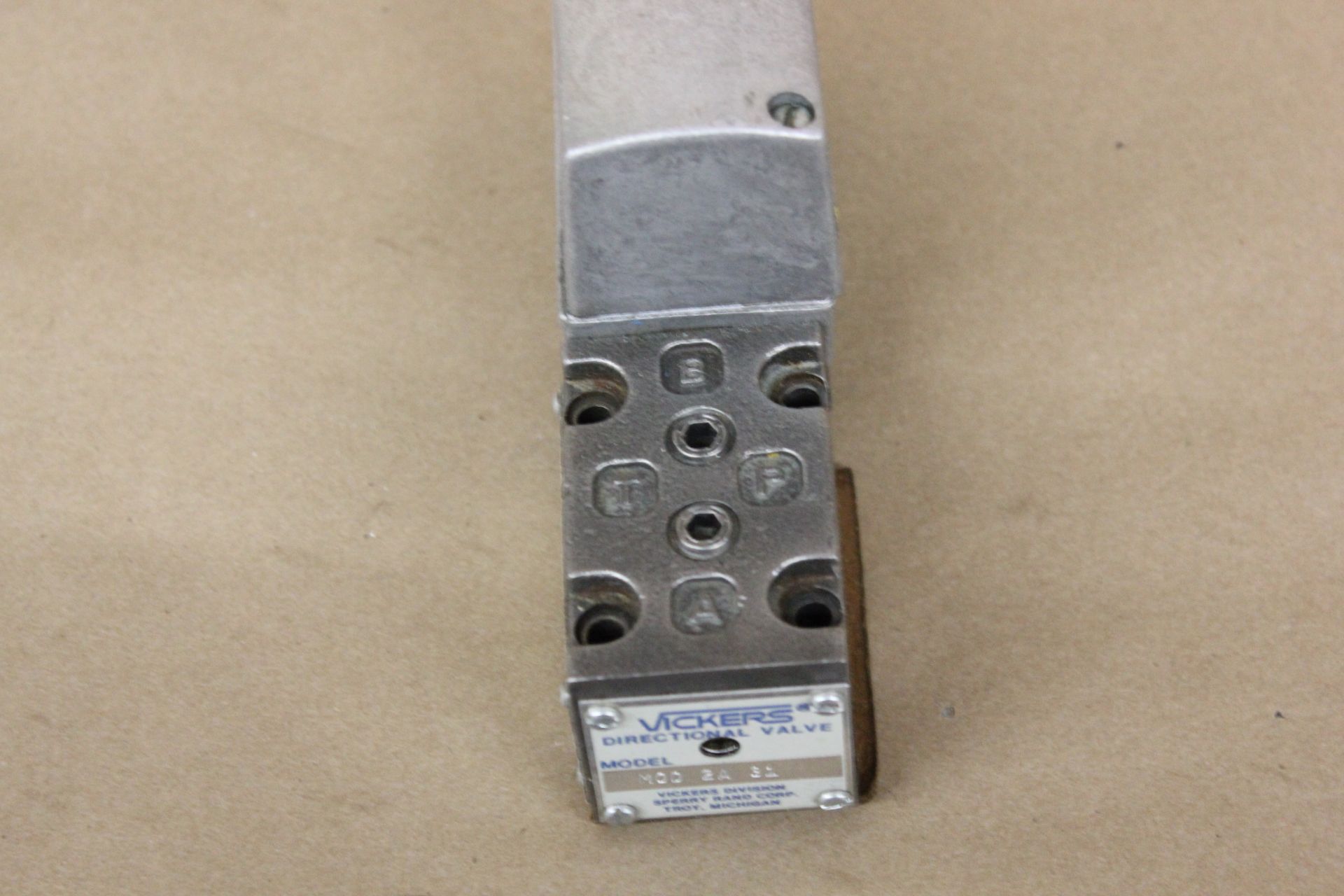 UNUSED VICKERS DIRECTION HYDRAULIC VALVE - Image 4 of 6