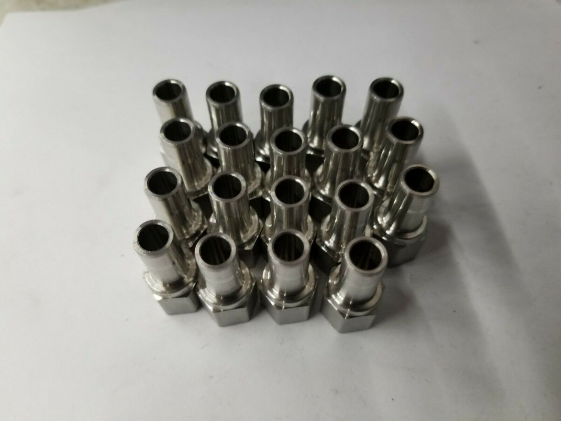 LOT OF NEW SWAGELOK STAINLESS STEEL FITTINGS