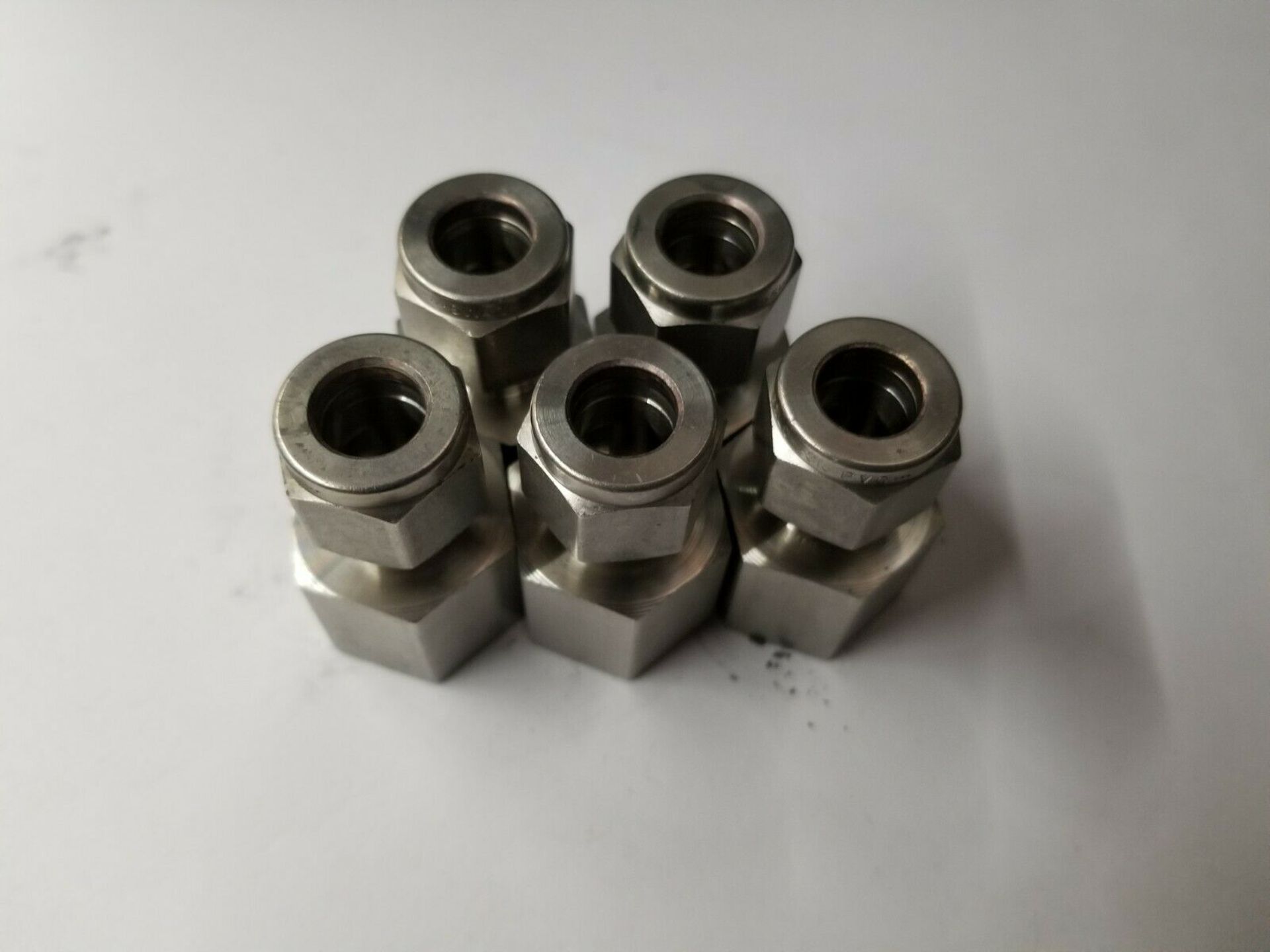 LOT OF NEW SWAGELOK STAINLESS STEEL FITTINGS