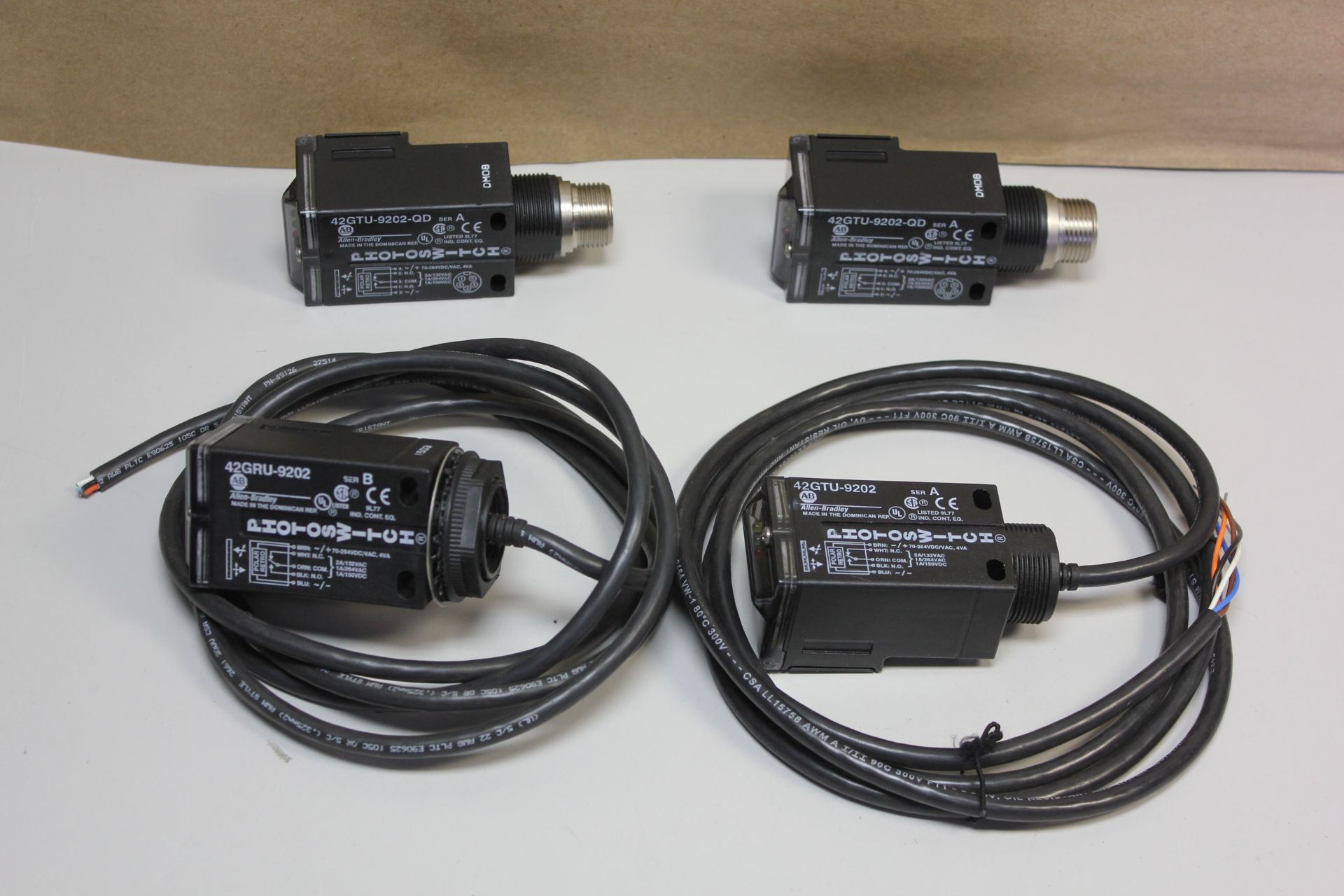 LOT OF 4 ALLEN BRADLEY PHOTOSWITCH SENSORS