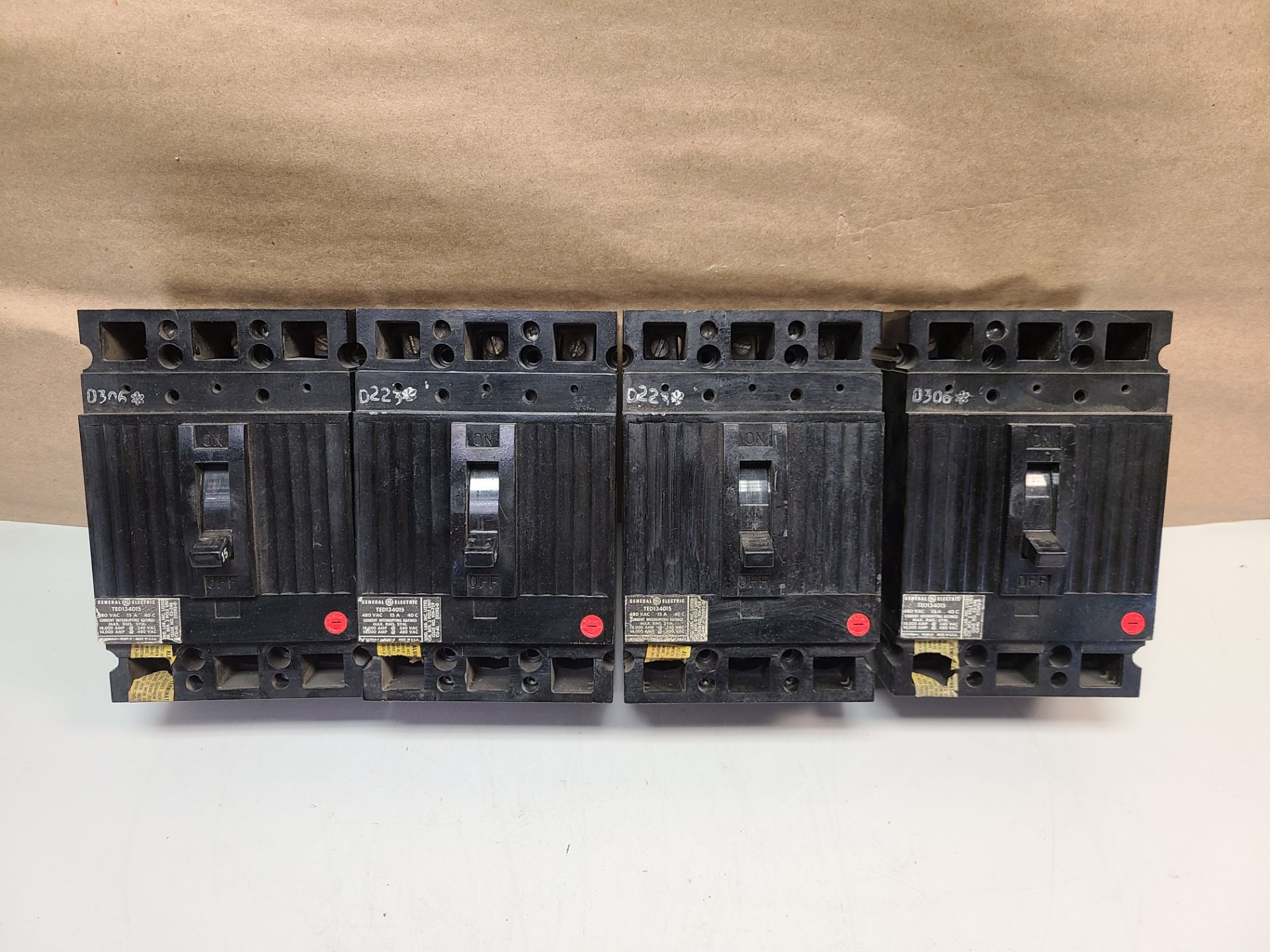 LOT OF GE INDUSTRIAL CIRCUIT BREAKERS