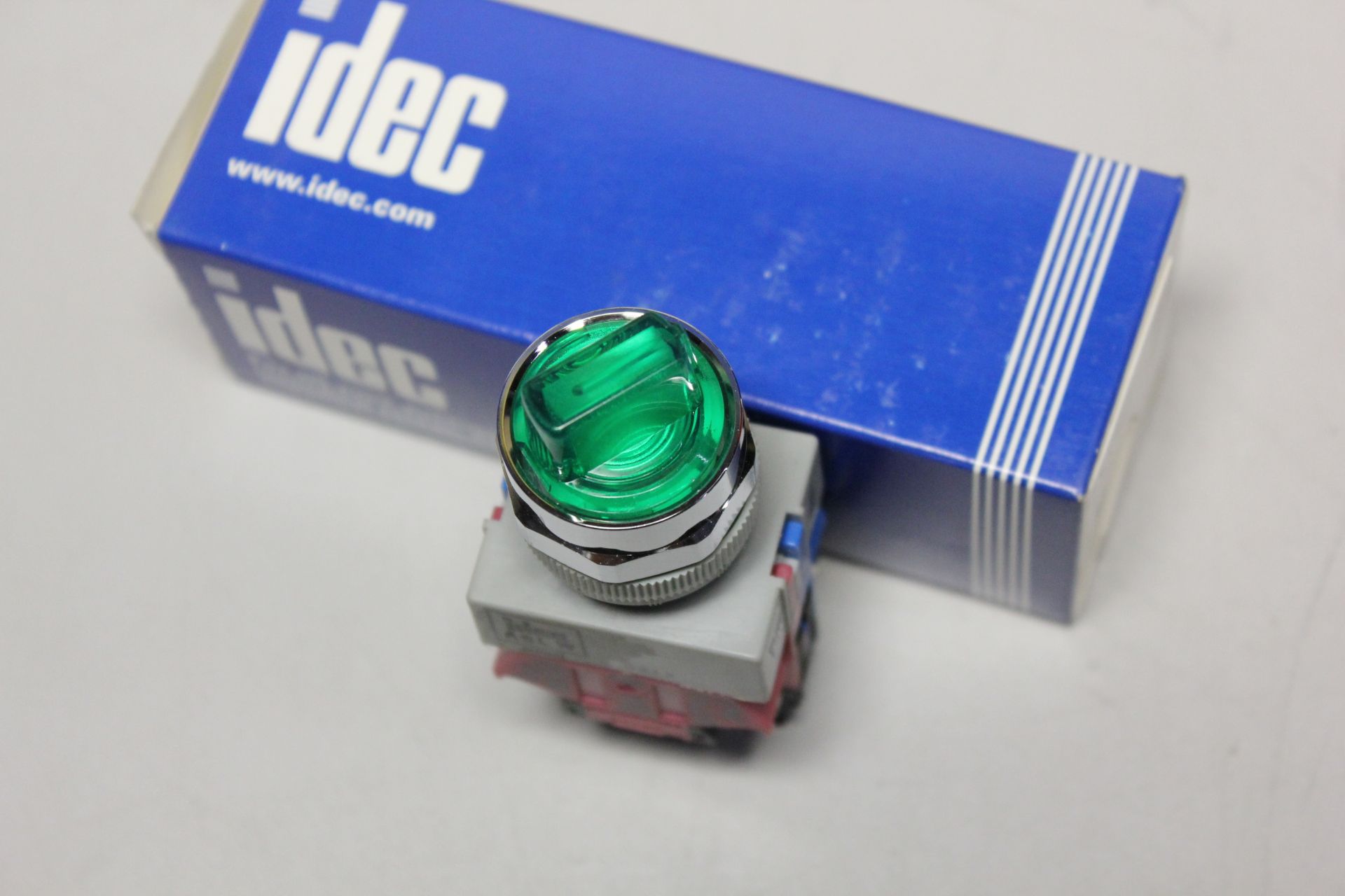 NEW IDEC ILLUMINATED SELECTOR SWITCH - Image 4 of 5