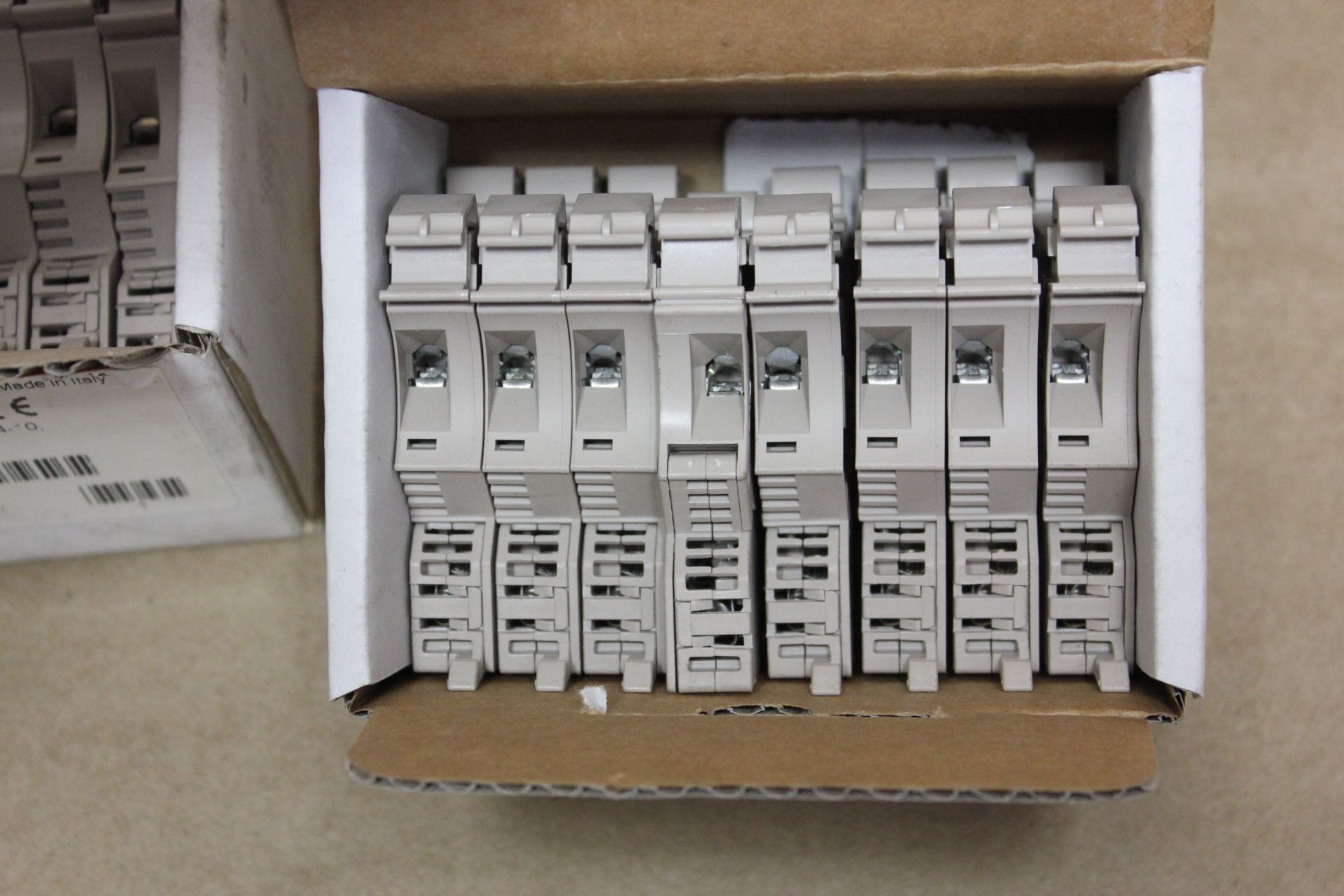 LOT OF NEW DINNECTORS FUSE TERMINAL BLOCKS WITH LED's - Image 7 of 8