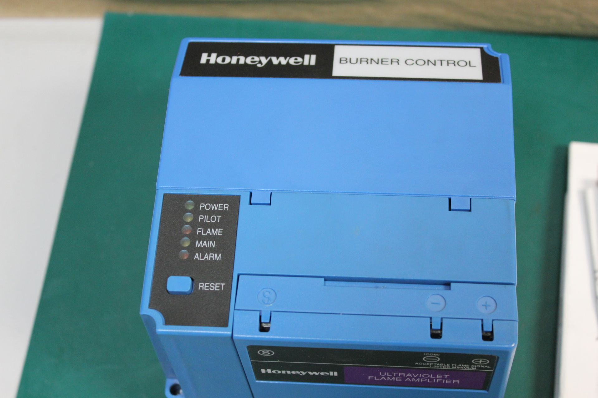 HONEYWELL 7800 SERIES BURNER CONTROL AND FLAME AMPLIFIER - Image 4 of 6