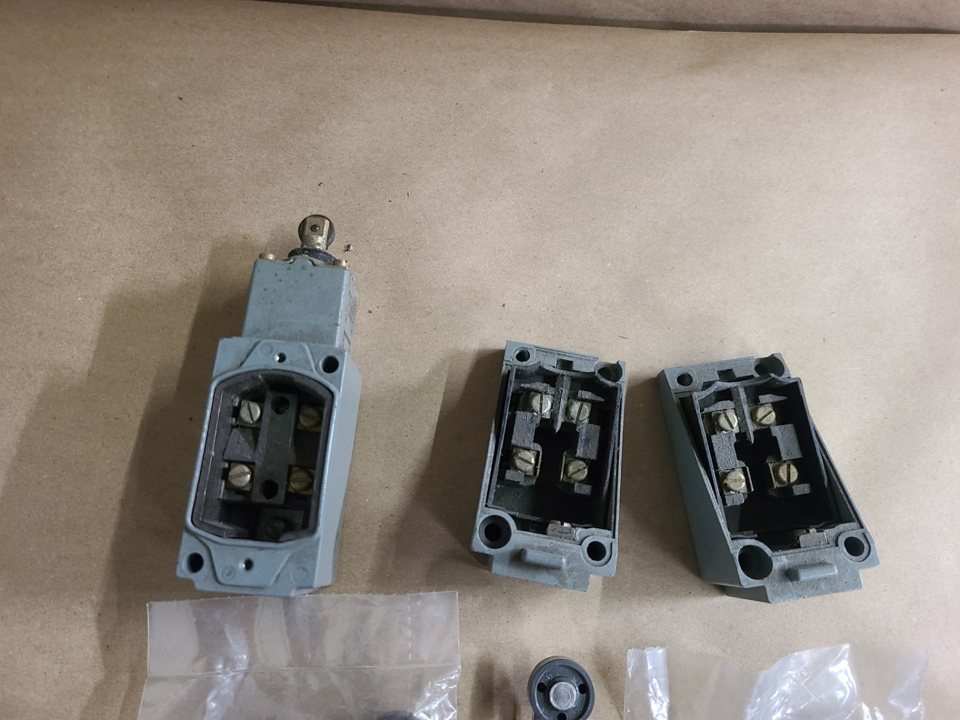LOT OF EATON LIMIT SWITCH PARTS - Image 4 of 5