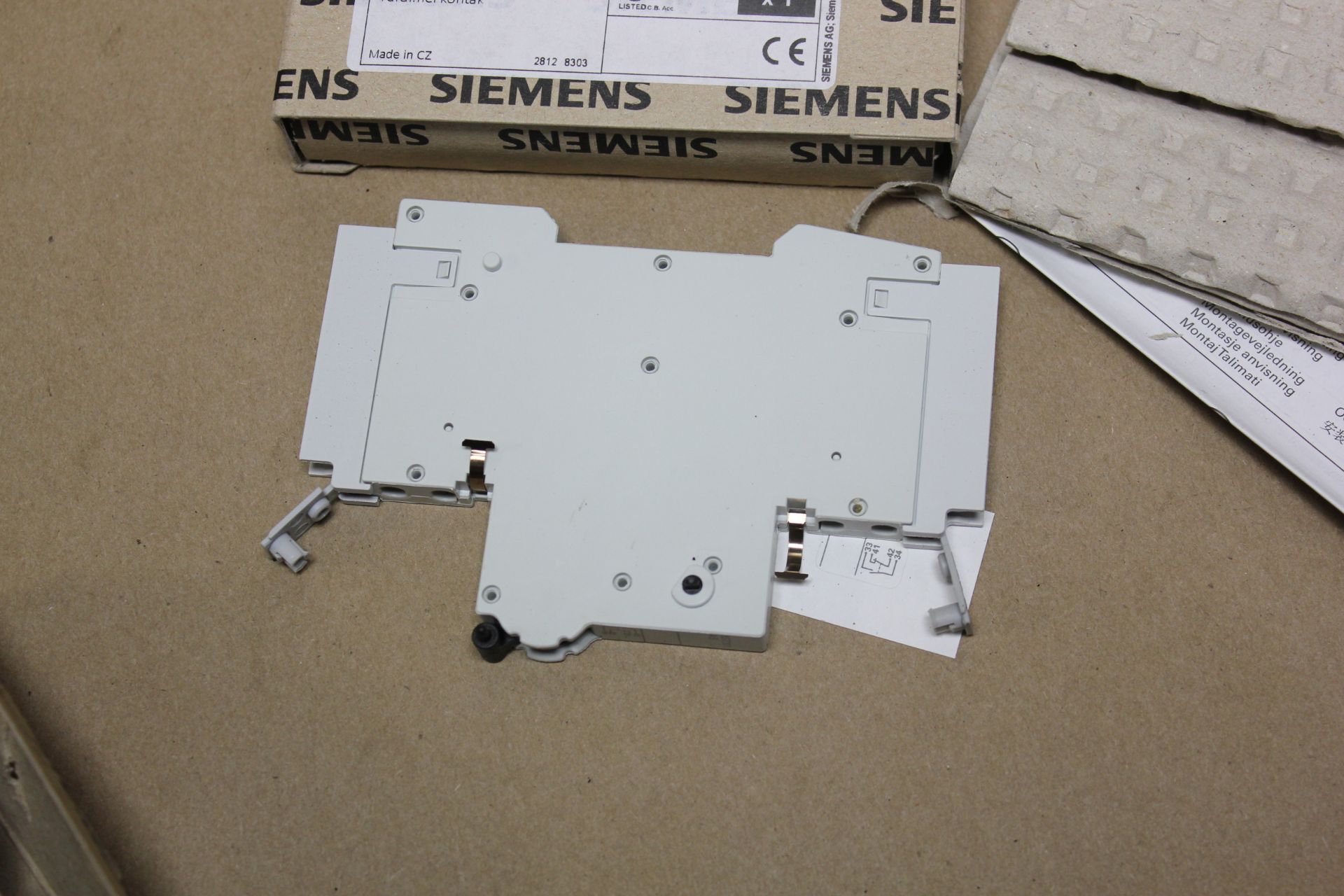 LOT OF NEW SIEMENS AUXILIARY CIRCUIT SWITCHES - Image 5 of 5
