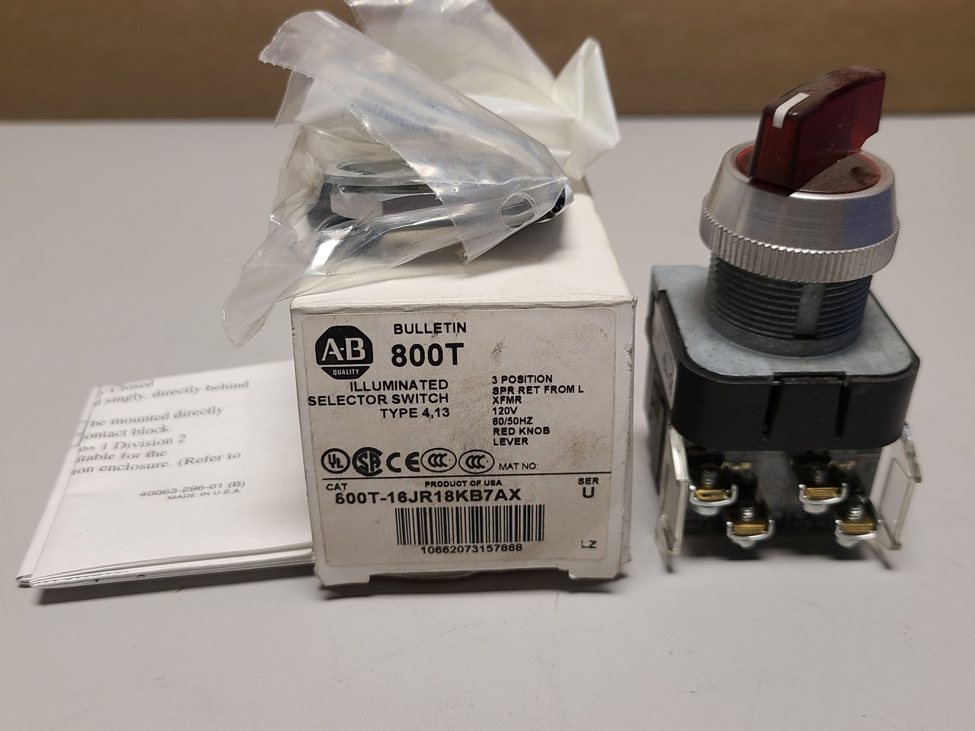 NEW ALLEN BRADLEY ILLUMINATED SELECTOR SWITCH