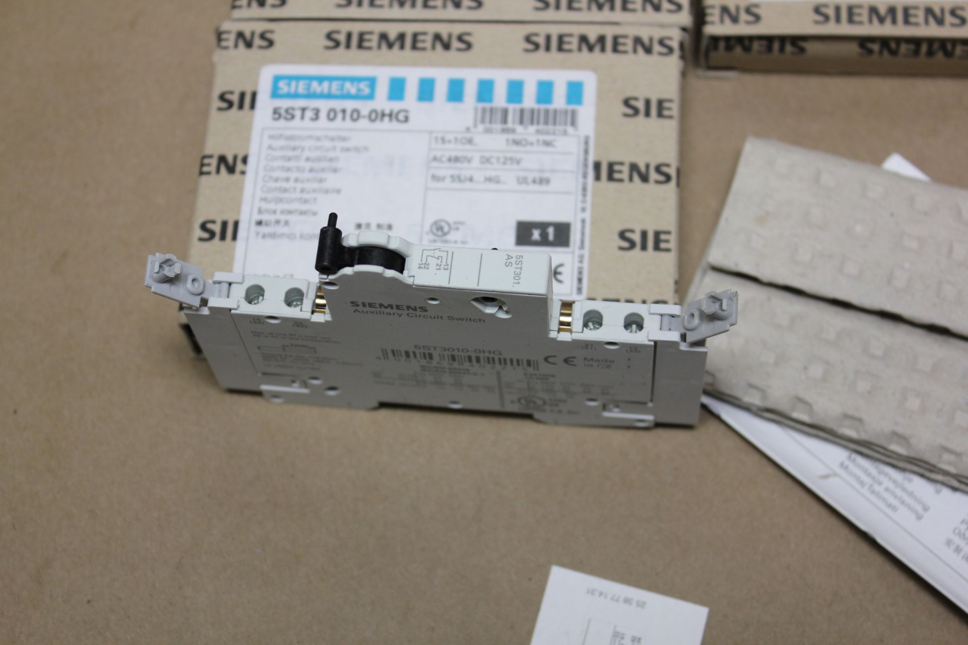 LOT OF NEW SIEMENS AUXILIARY CIRCUIT SWITCHES - Image 4 of 5