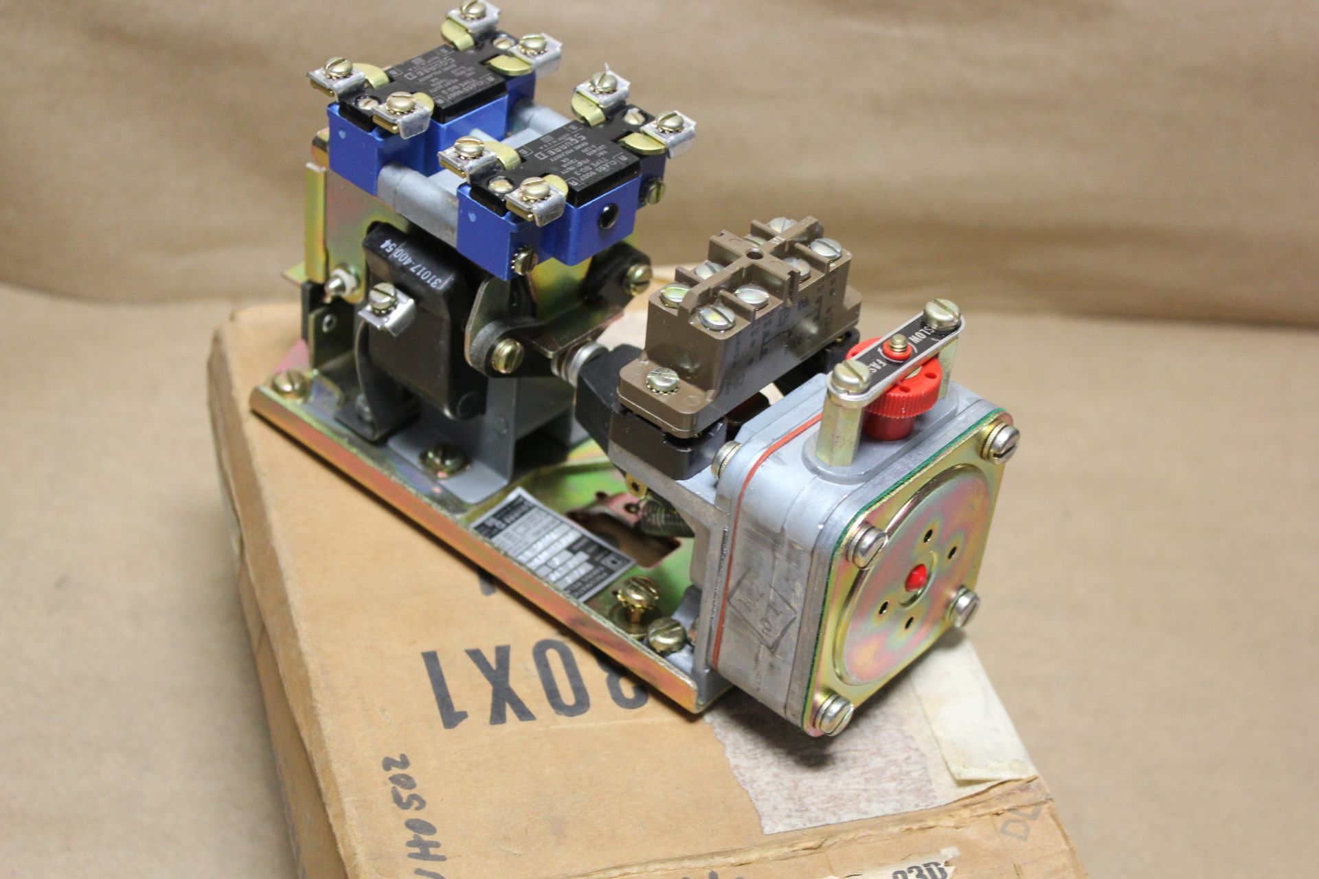 NEW SQUARE D AC PNEUMATIC TIMING RELAY - Image 2 of 3