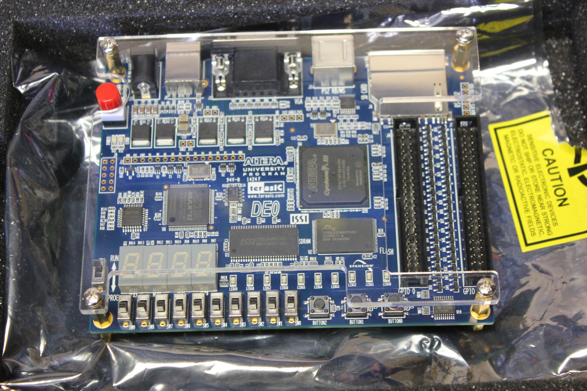 NEW TERASIC DE0 ALTERA FPGA DEVELOPMENT BOARD - Image 9 of 12