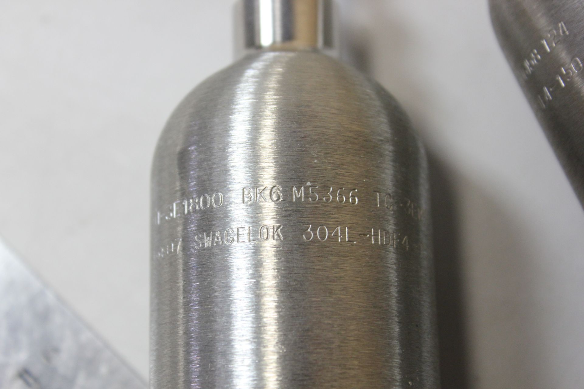 LOT OF SWAGELOK 304L STAINLESS STEEL SAMPLE CYLINDERS - Image 3 of 4