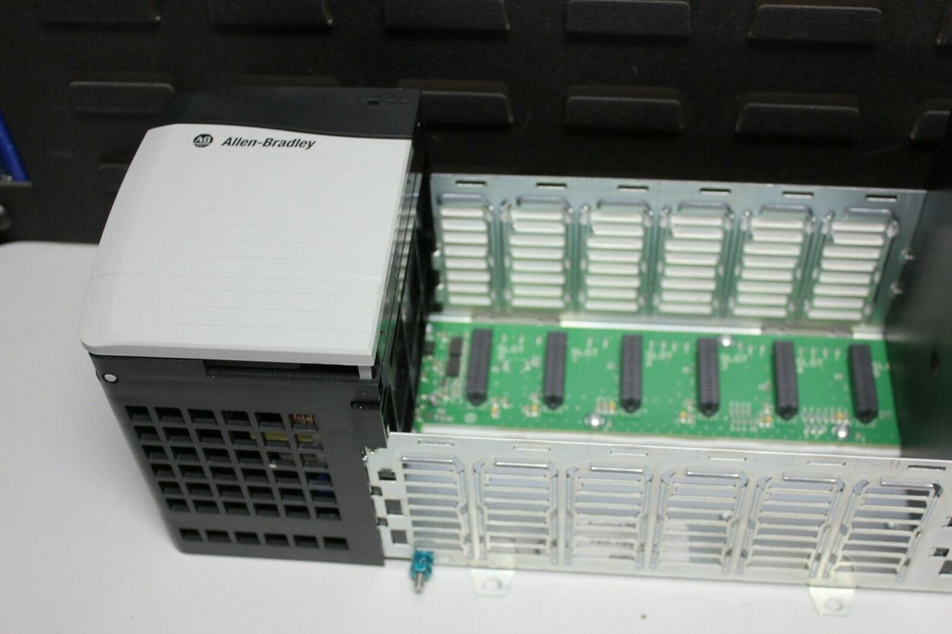 ALLEN BRADLEY CONTROLLOGIX 13 SLOT PLC CHASSIS & POWER SUPPLY - Image 2 of 6