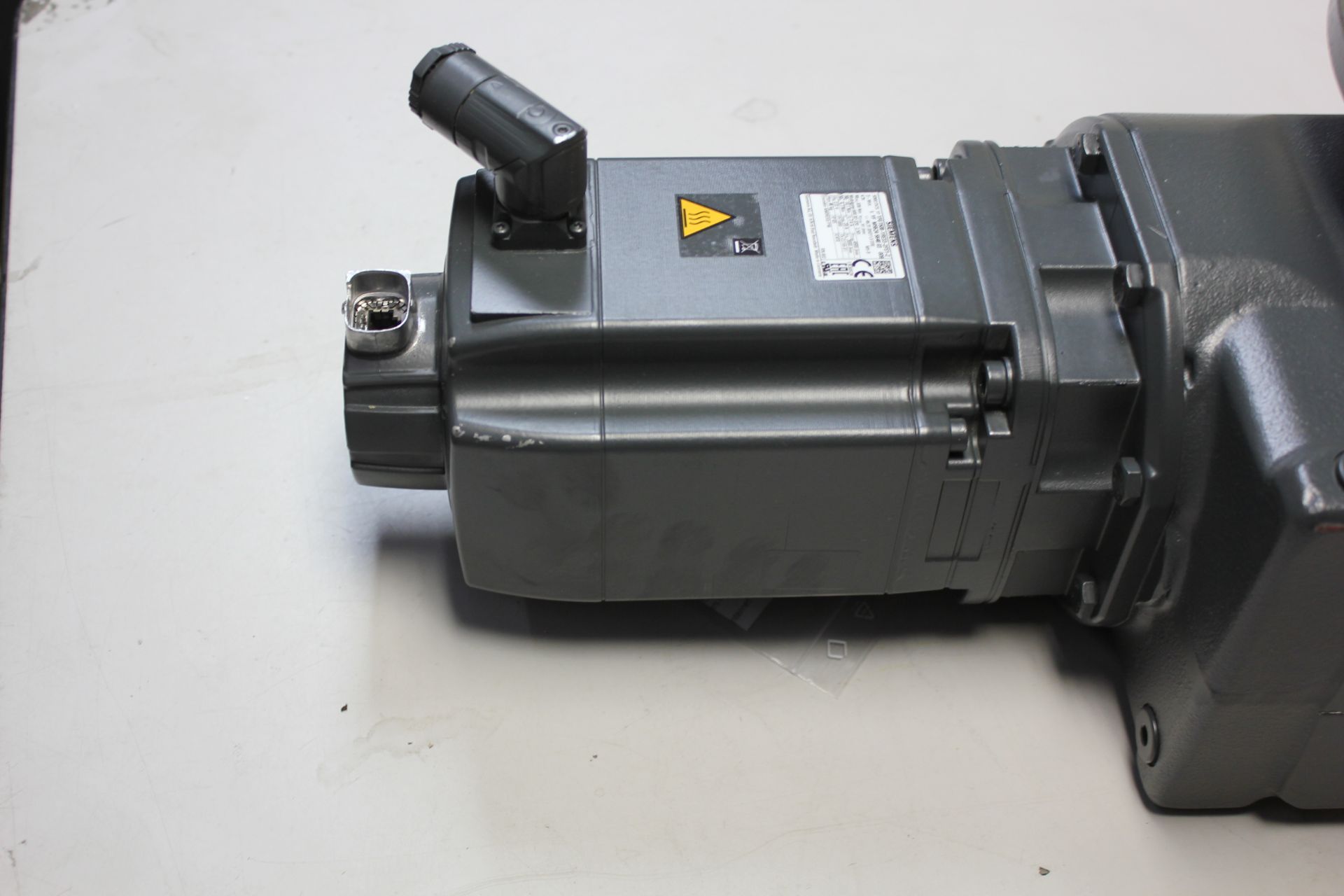 NEW SIEMENS SIMOTICS 1P SERVO MOTOR W/ENCODER & GEARBOX - Image 6 of 13