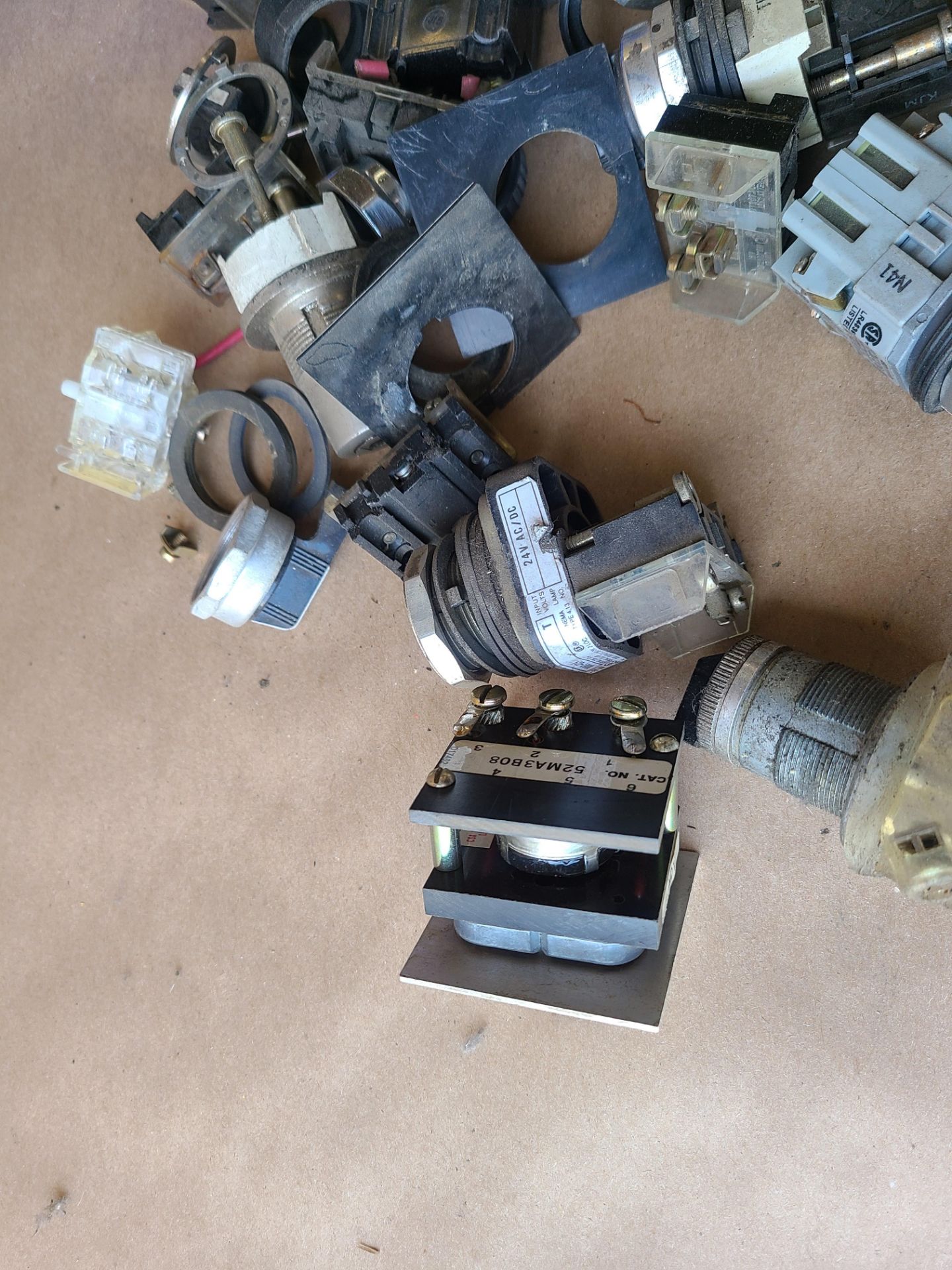 LOT OF ALLEN BRADLEY SELECTOR SWITCHES AND PARTS - Image 4 of 9