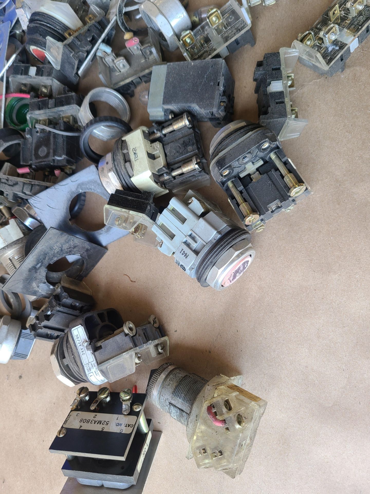 LOT OF ALLEN BRADLEY SELECTOR SWITCHES AND PARTS - Image 3 of 9