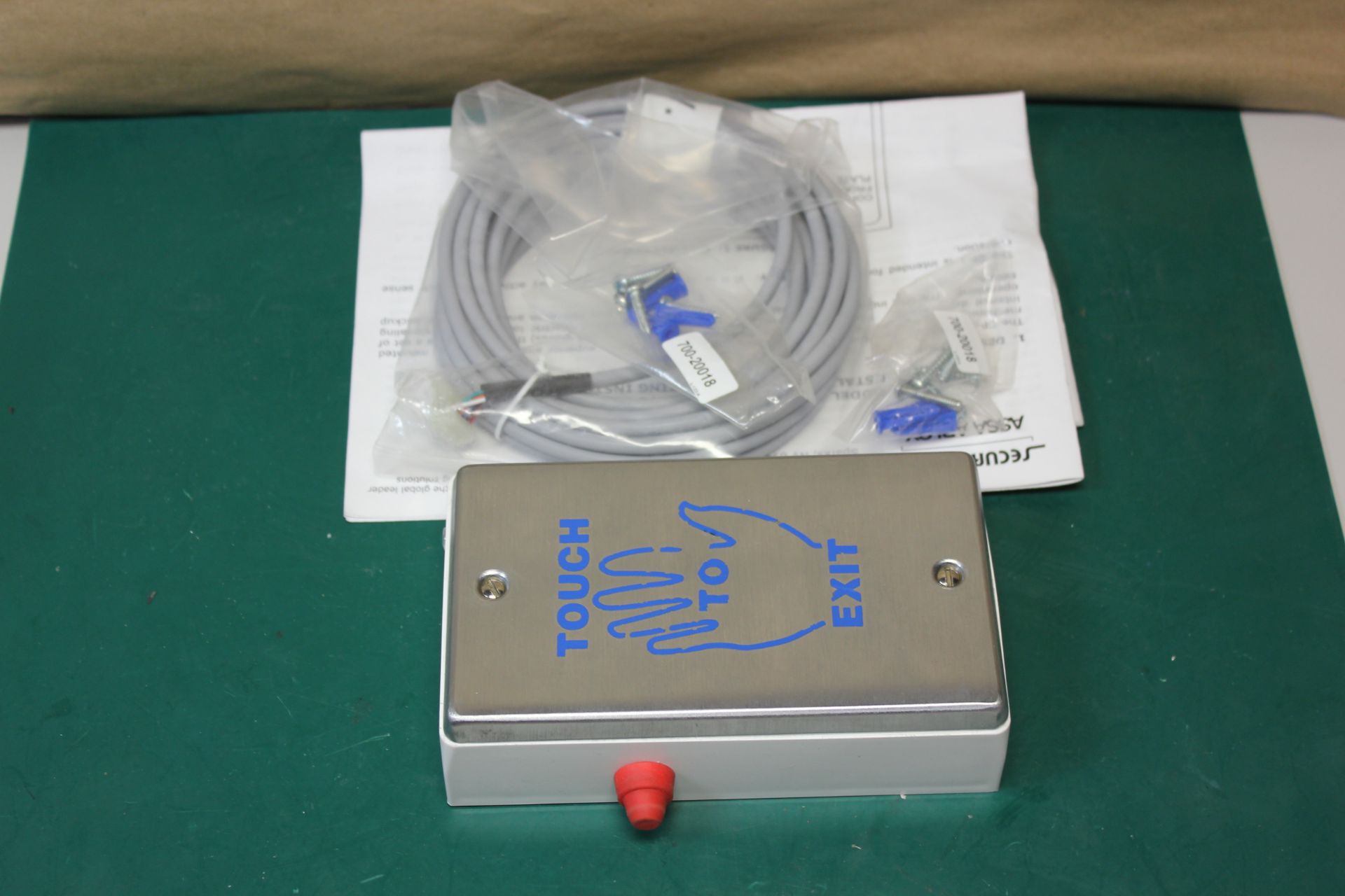 NEW IN BOX SECURITRON TOUCH SENSE PLATE - Image 3 of 3