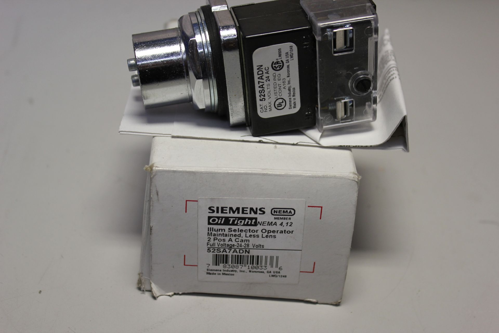 NEW SIEMENS OILTIGHT ILLUMINATED SELECTOR SWITCH - Image 2 of 3