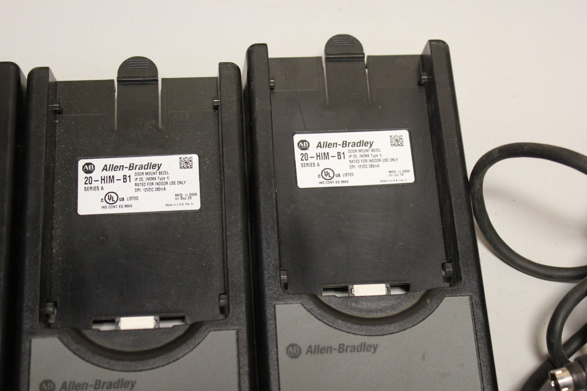 LOT OF ALLEN BRADLEY POWERFLEX DRIVE HIM DOOR BEZELS AND CABLES - Image 3 of 5