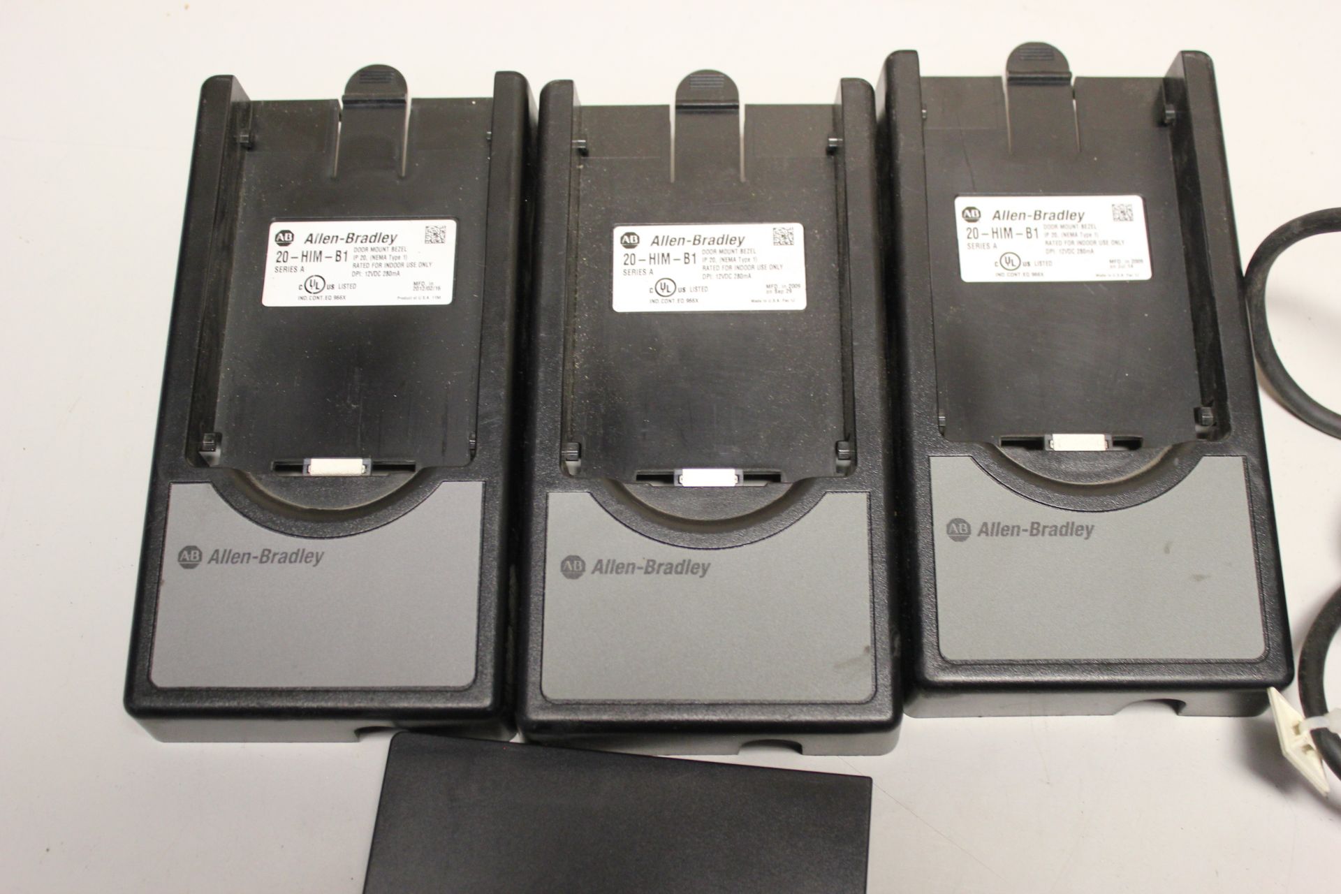 LOT OF ALLEN BRADLEY POWERFLEX DRIVE HIM DOOR BEZELS AND CABLES - Image 4 of 5