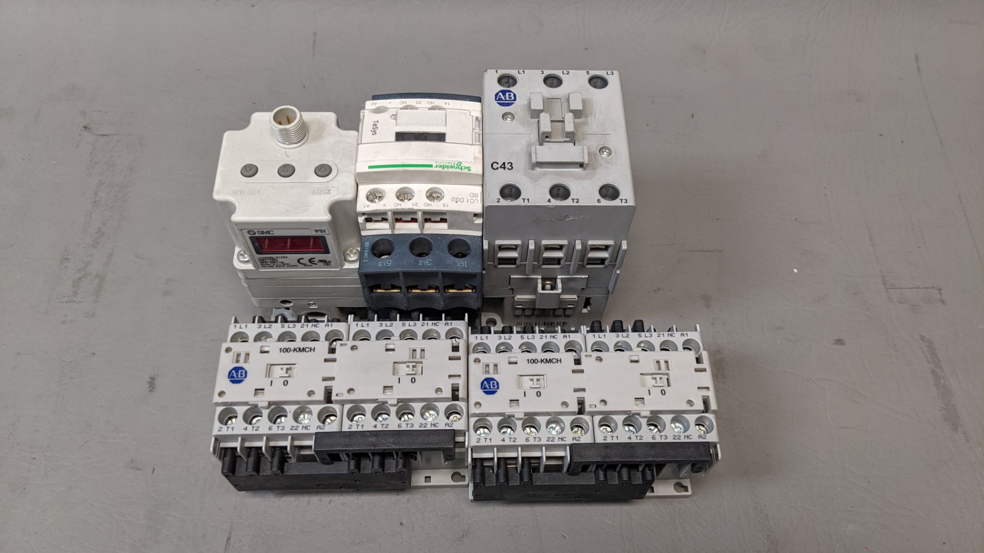 LOT OF CONTACTORS AND REGULATOR