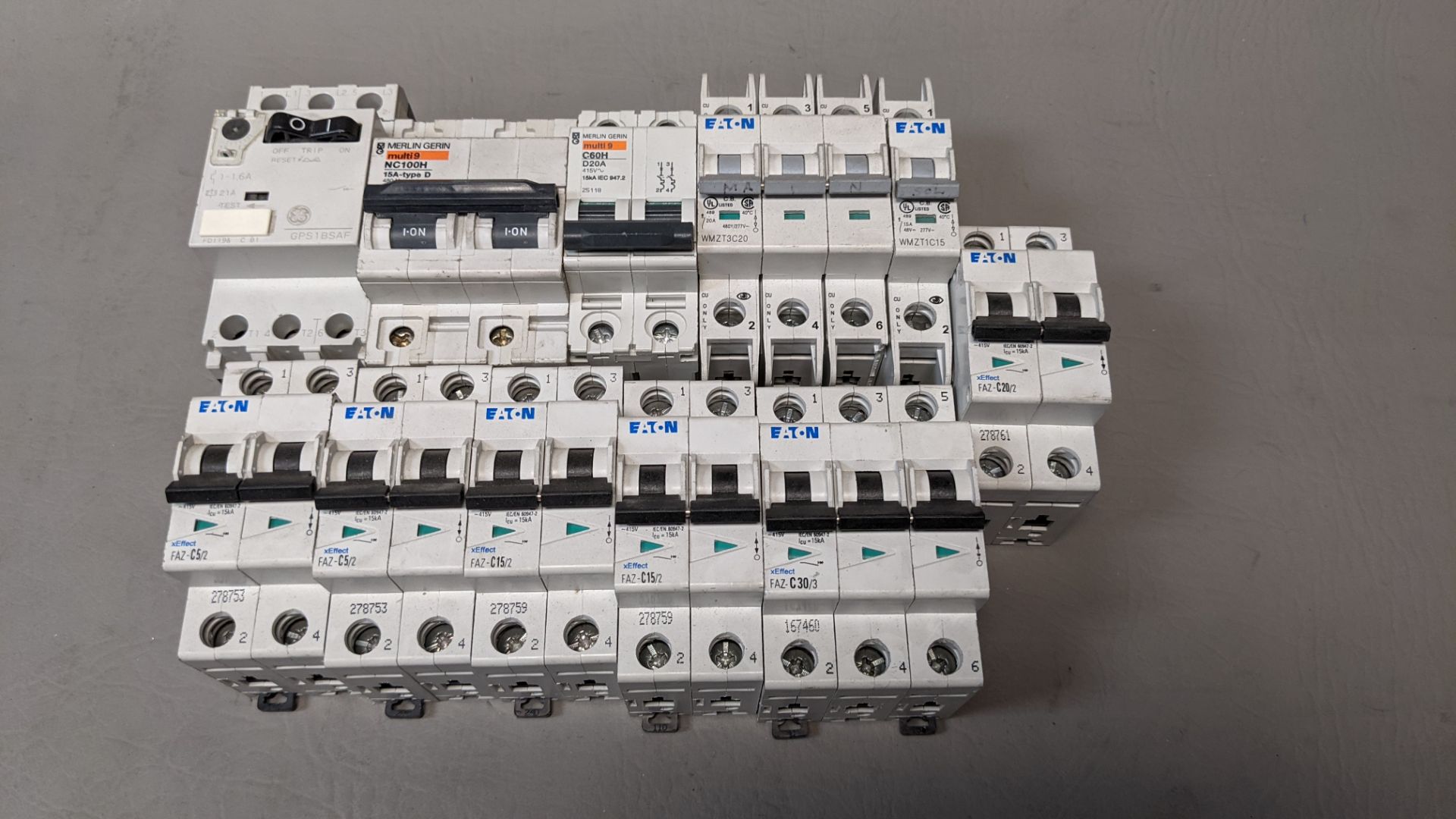 LOT OF CIRCUIT BREAKERS