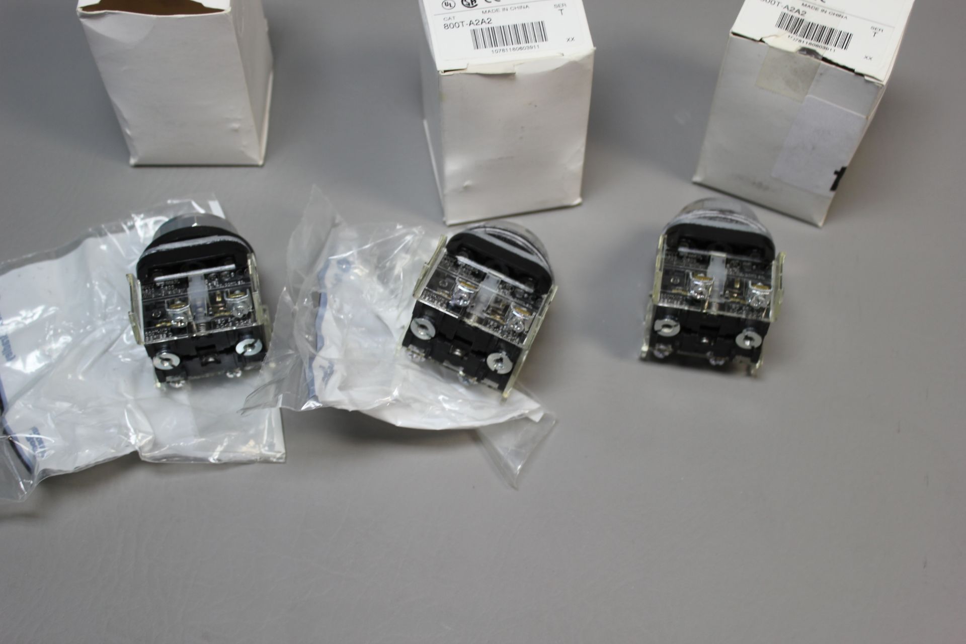 LOT OF UNUSED ALLEN BRADLEY PUSH BUTTONS - Image 3 of 4