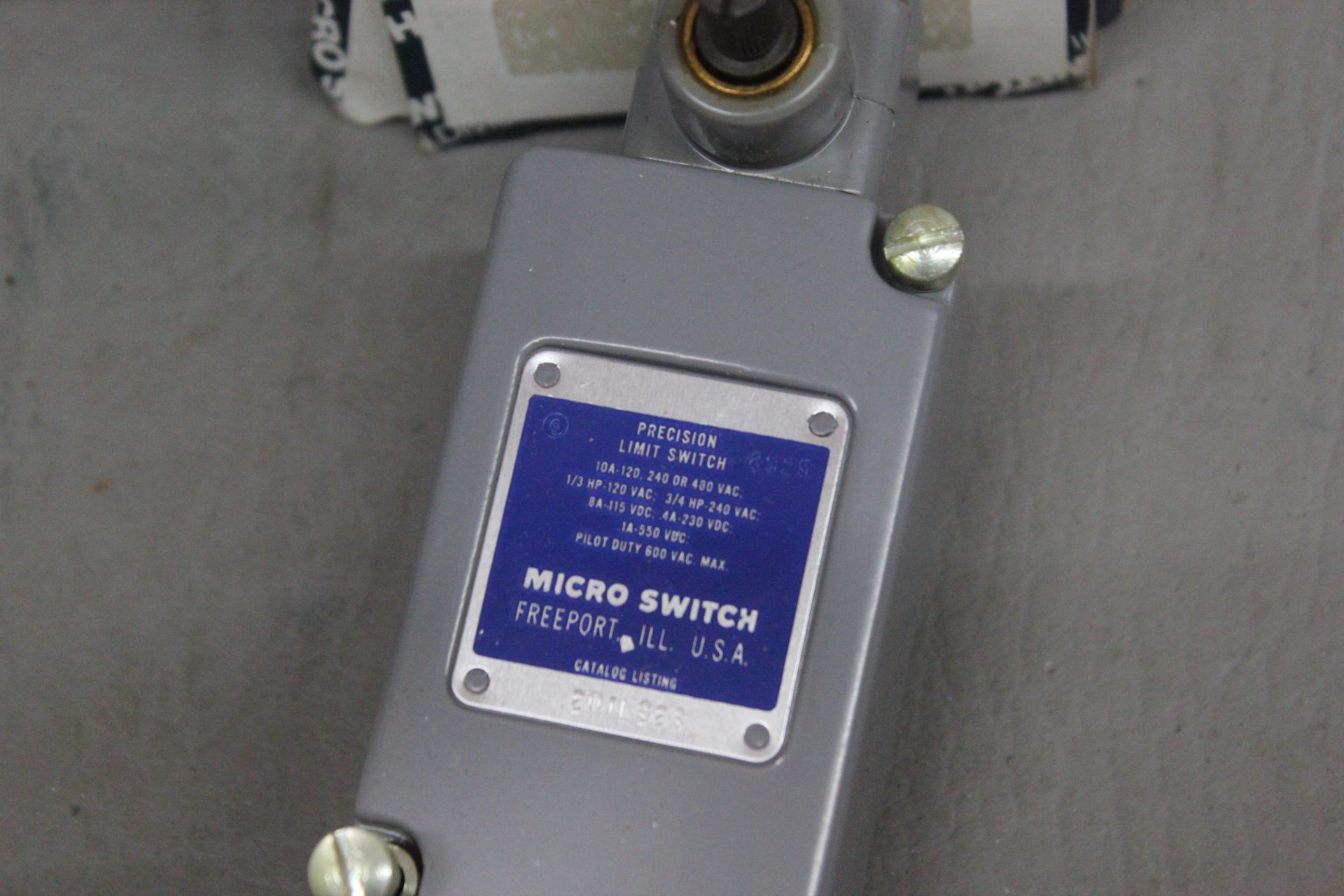 NEW OLD STOCK MIRCO SWITCH PRECISION LIMIT SWITCH - Image 2 of 4