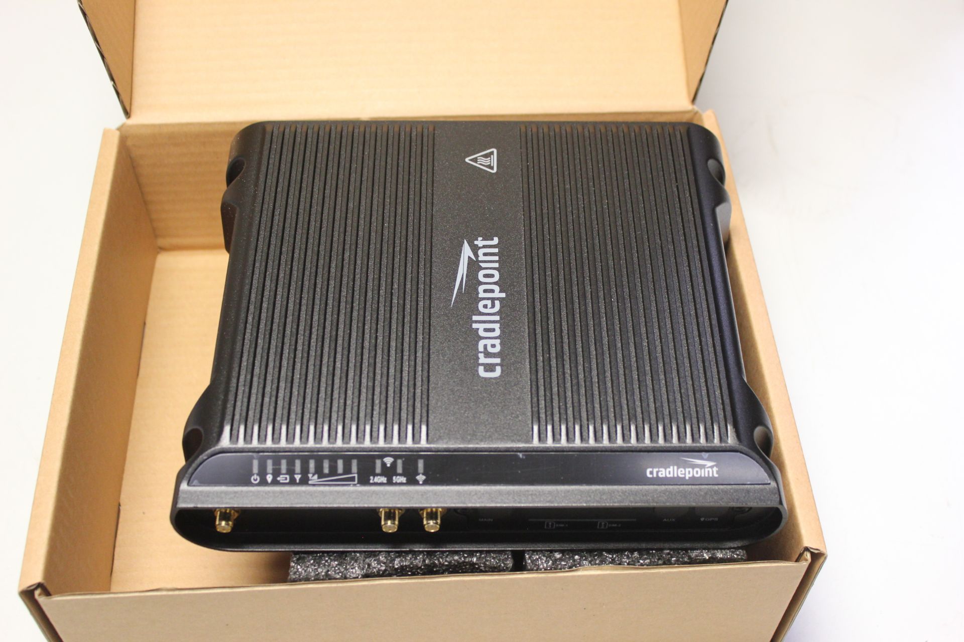 NEW CRADLEPOINT COR SERIES ROUTER - Image 4 of 8