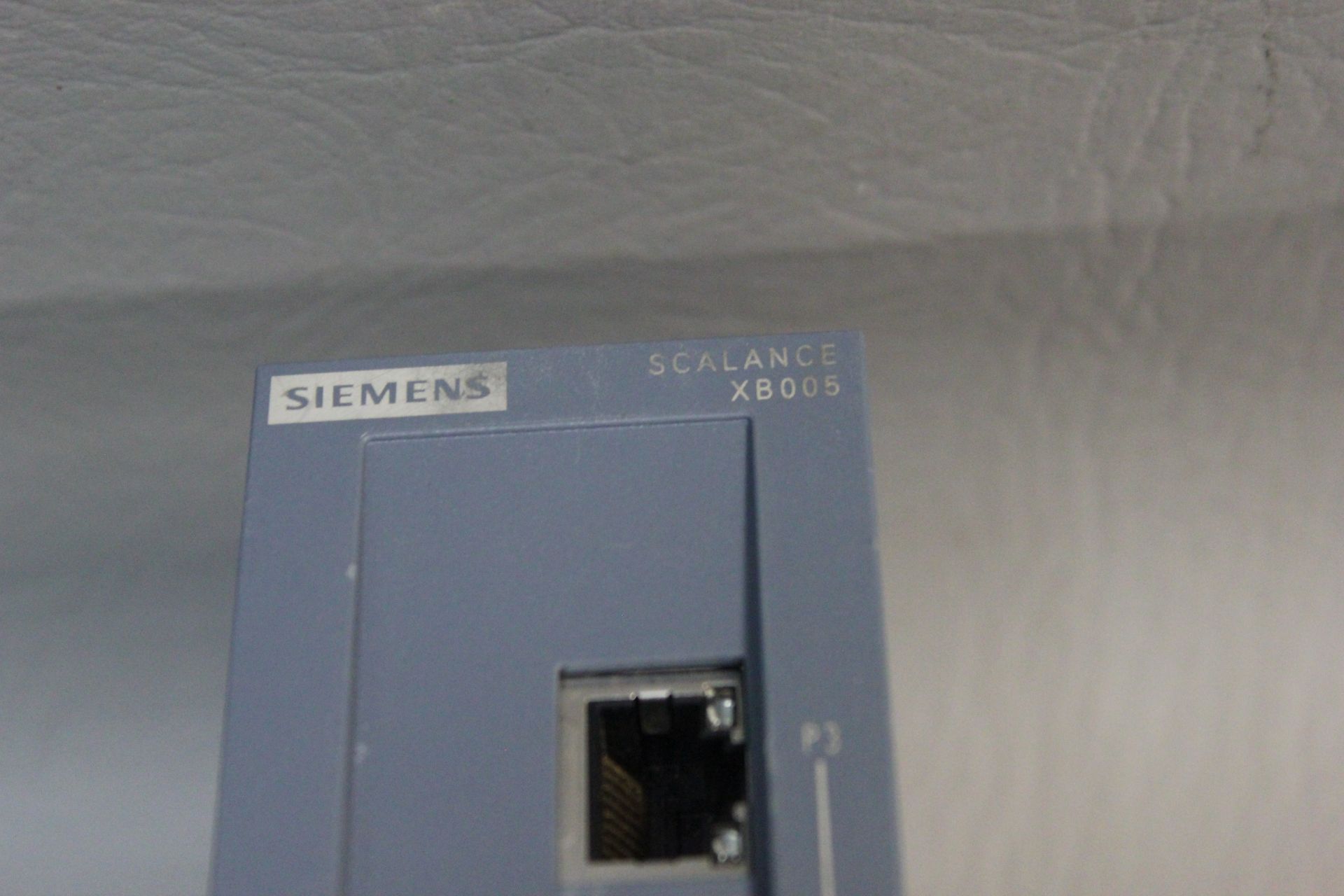 SIEMENS SCALANCE XB005 INDUSTRIAL ETHERNET SWITCH - Image 2 of 6