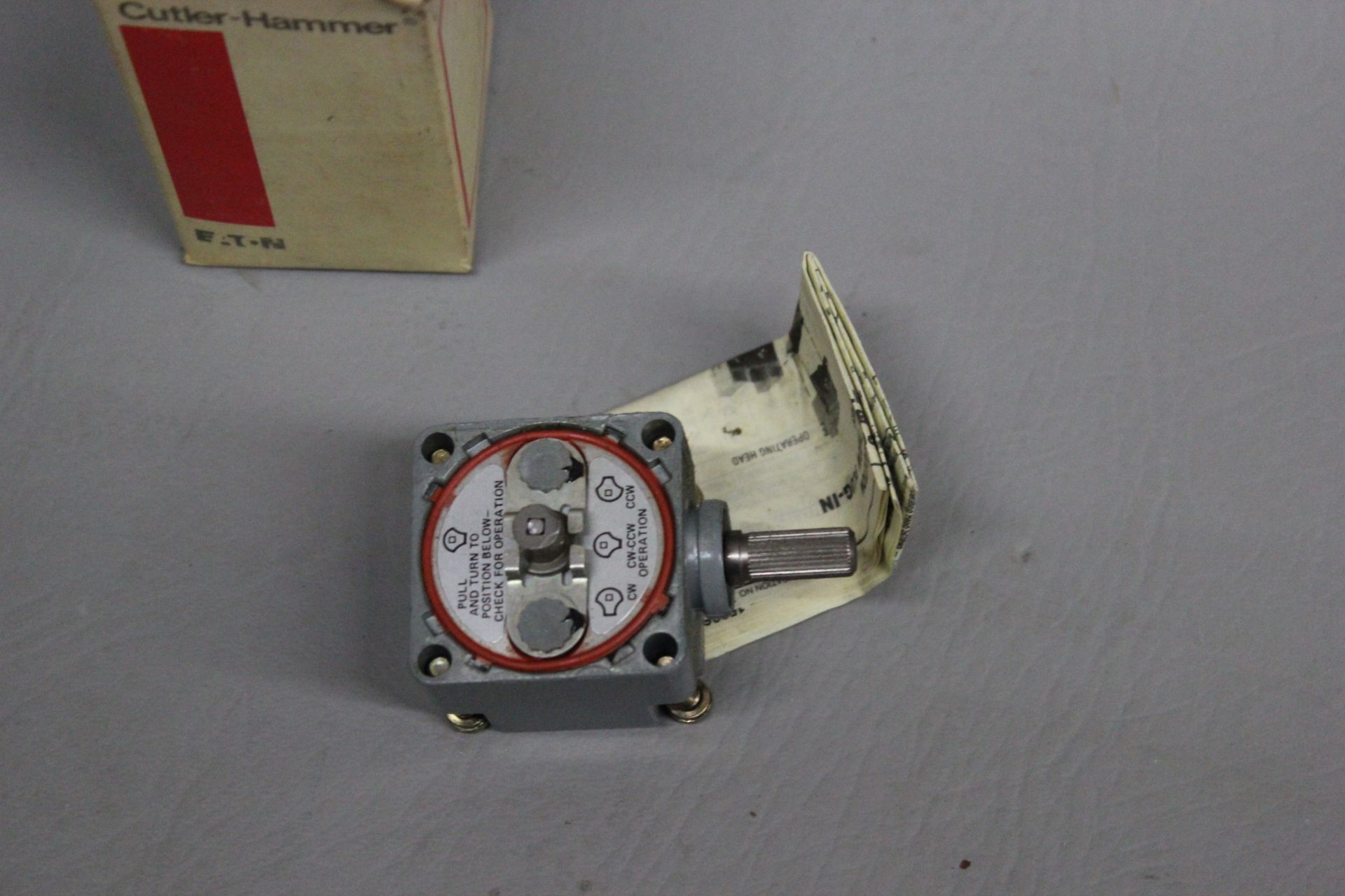 NEW OLD STOCK CUTLER HAMMER LIMIT SWITCH OPERATING HEAD - Image 3 of 3